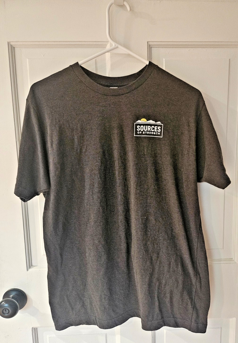 Tultex 241 Sources of Strength « Empower A Well World » Graphic T-Shirt – Size L