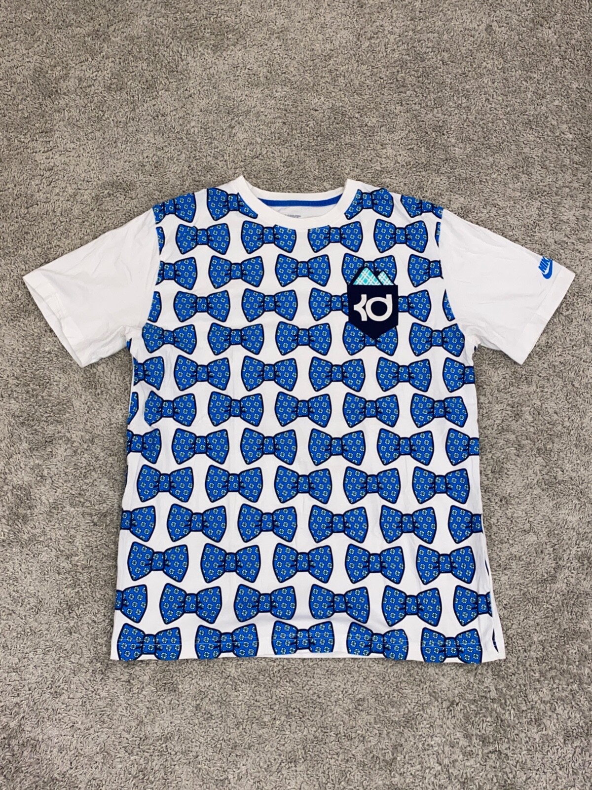 Nike Kevin Durant Nets Bow Tie T-Shirt Size Large Short Sleeve White