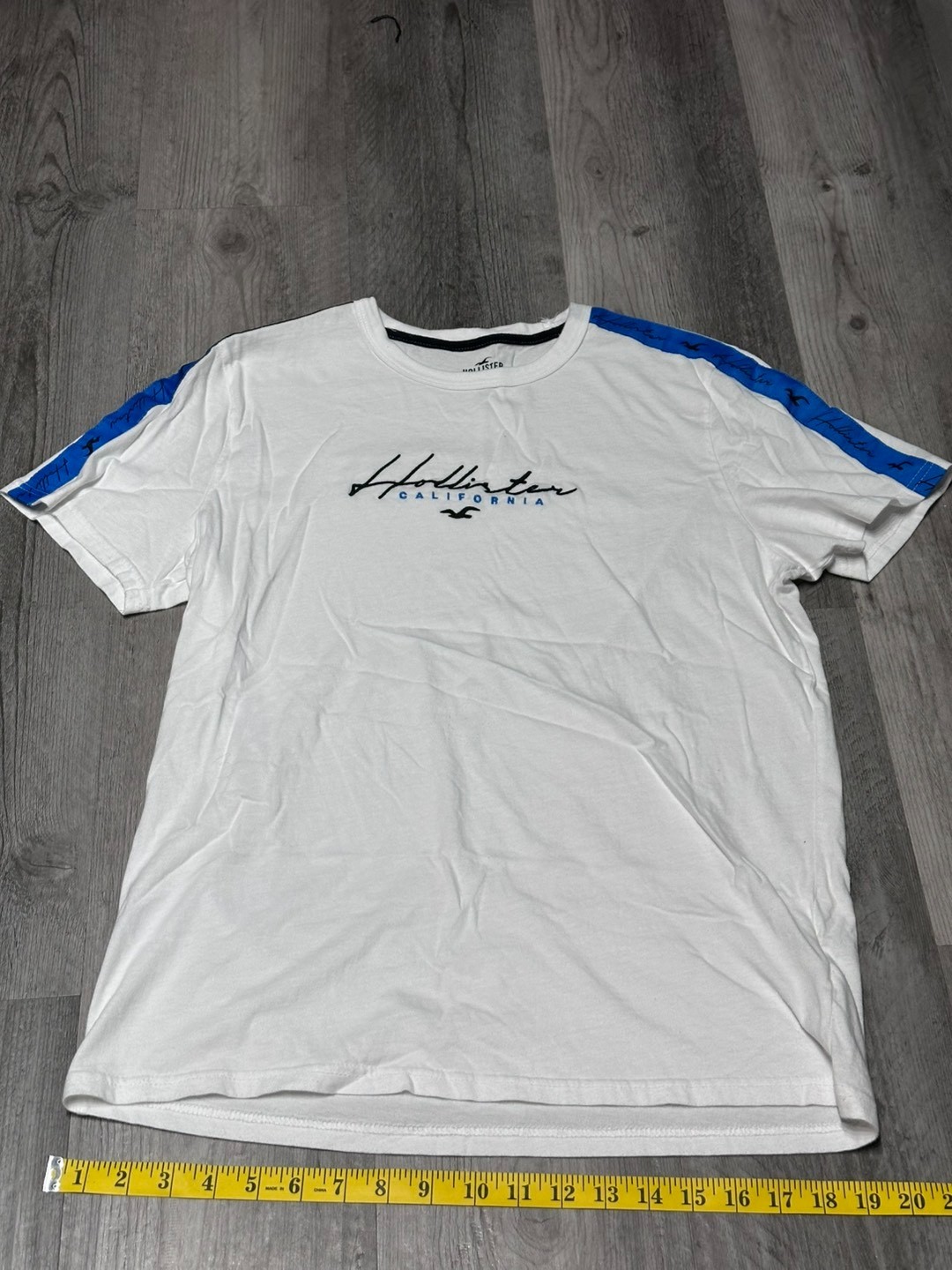 Men’s Hollister T-Shirt White/Blue Embroidered Logo & Shoulder Stripes Tee – L