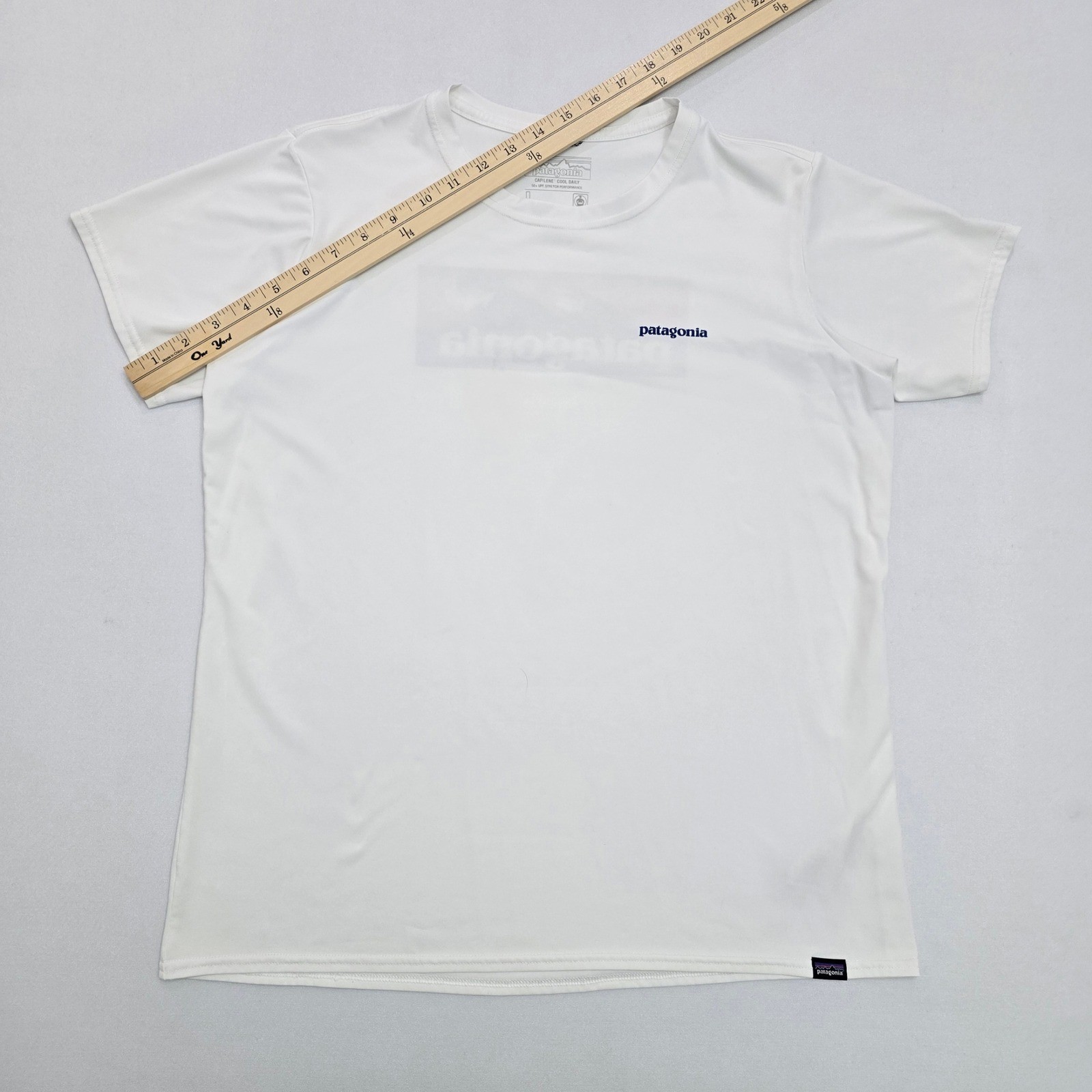 Patagonia Capilene Cool Daily Graphic Shirt Mens Medium White Wave UPF 50+ Tee