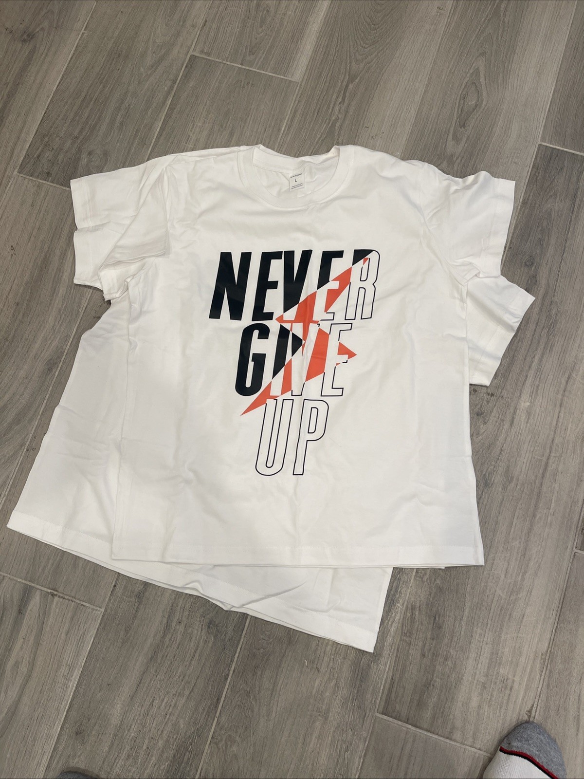 Men&rsquo;S Casual « Never Give Up » Graphic T-Shirt – White With Bold Orange