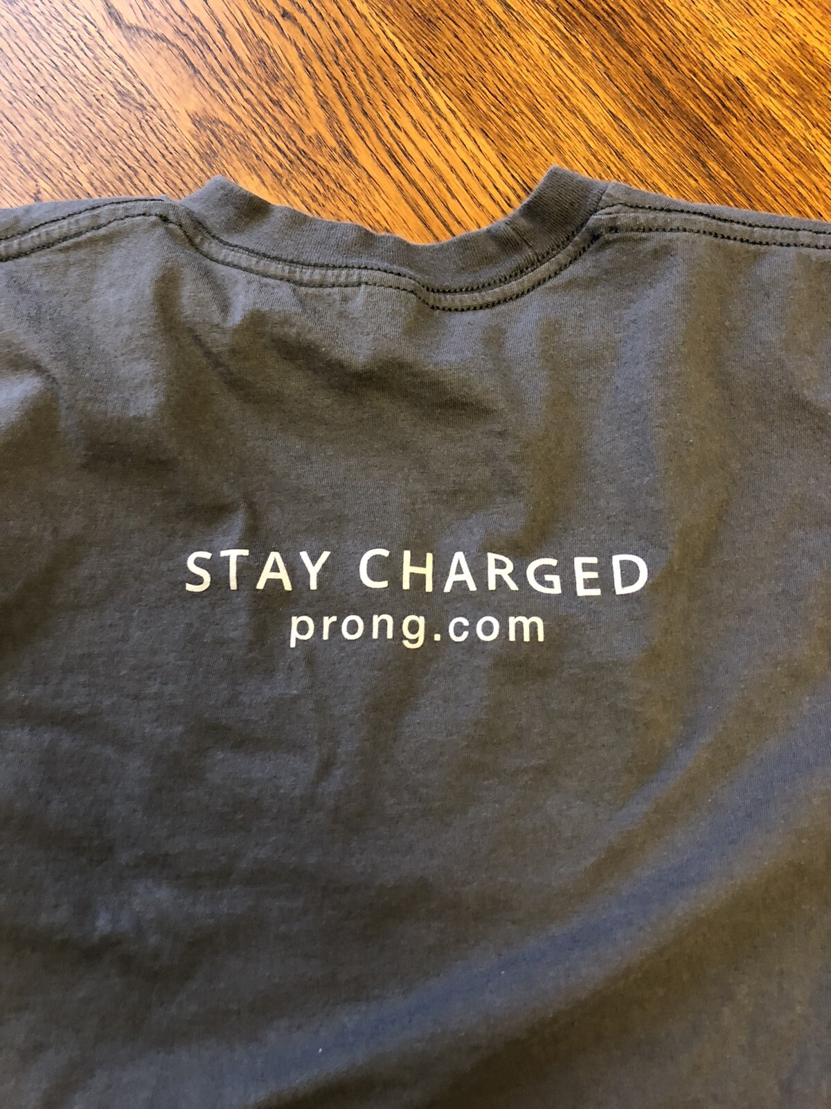 Prong.com Logo Cellphone Accessories Stay Charged Gray Graphic T-Shirt Size M