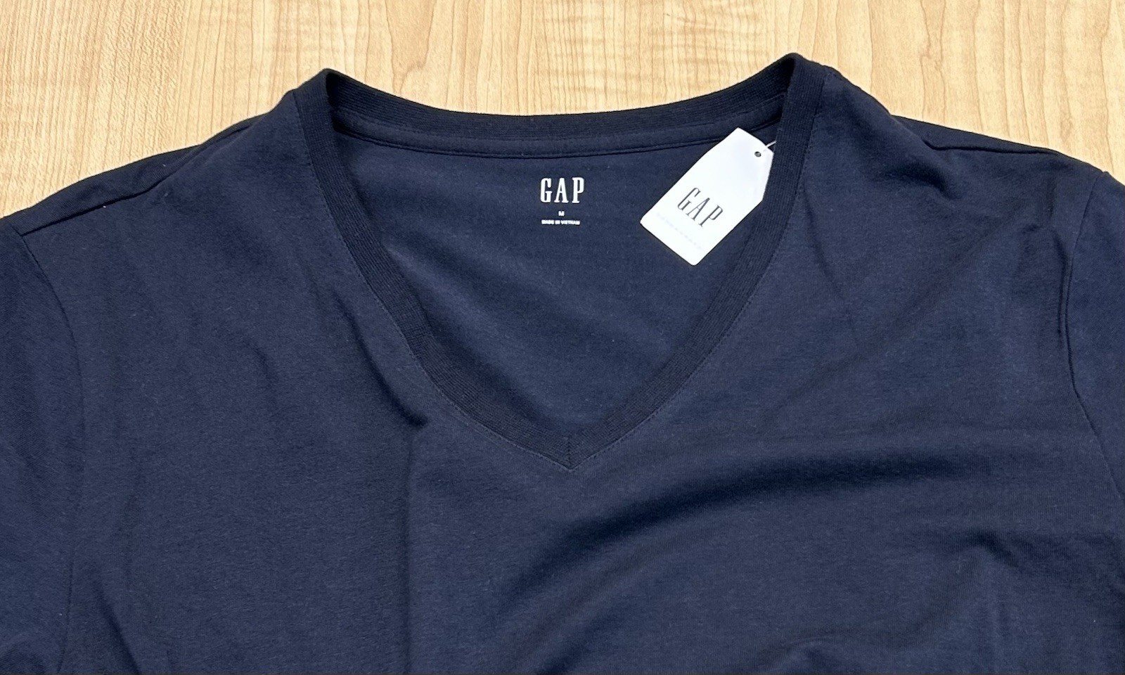 New Gap Men&rsquo;s Short Sleeve Vee Neck Tee shirt Size medium Navy Blue NWT