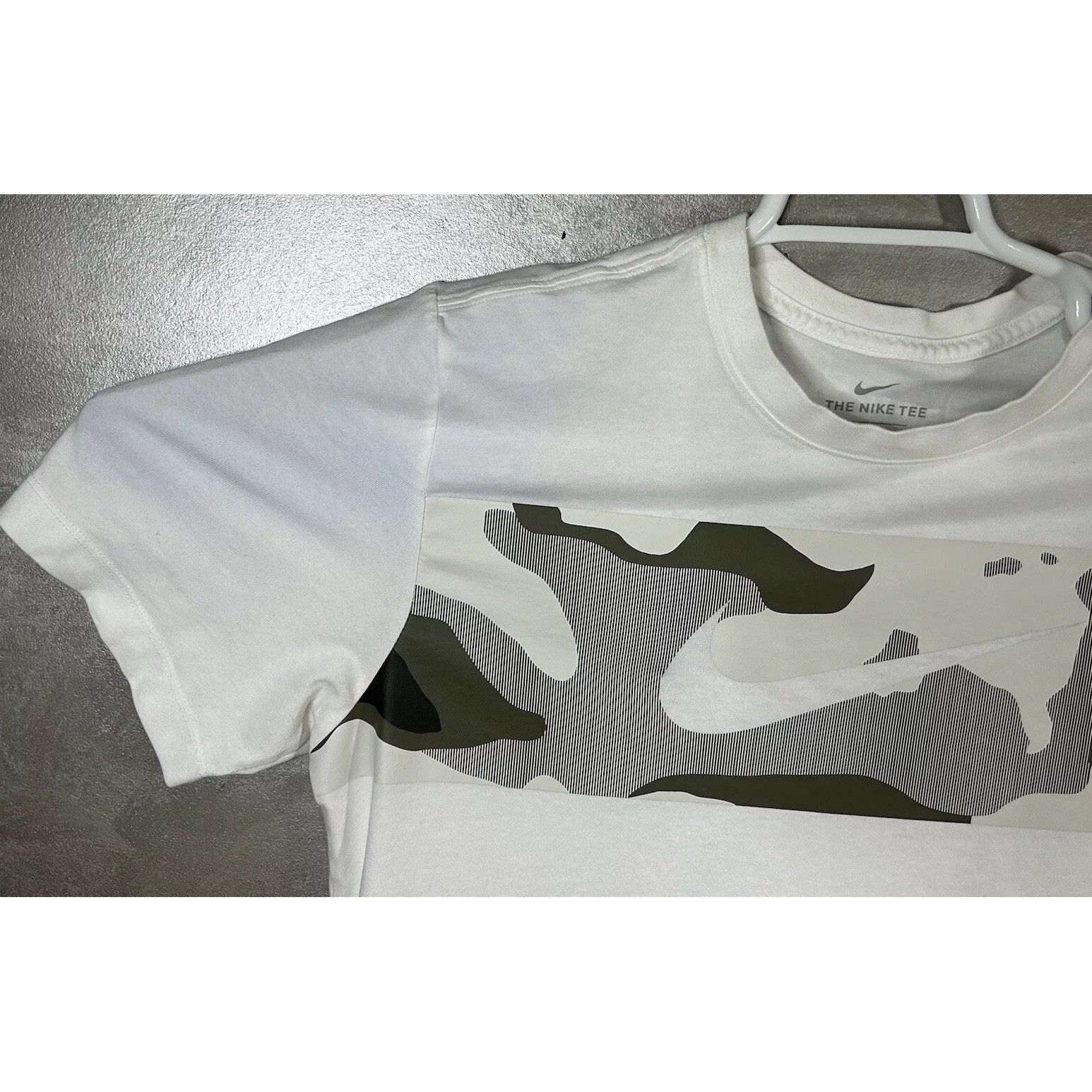 The Nike Tee Men&rsquo;s Medium M Short Sleeve Dri Fit White Camouflage BV7957-100