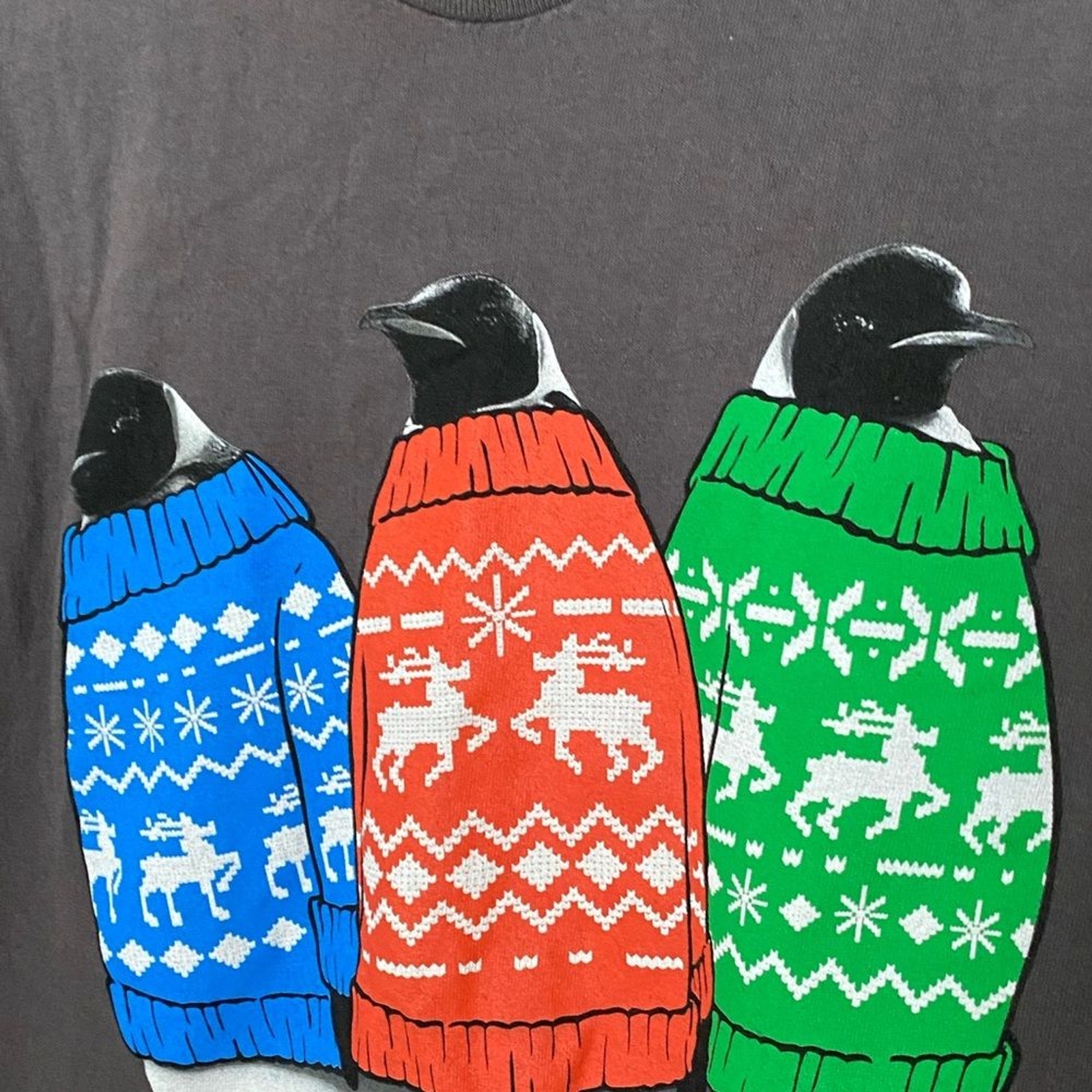 CHILL holiday t-shirt Penguins Christmas sweaters sz M 100% cotton novelty EUC