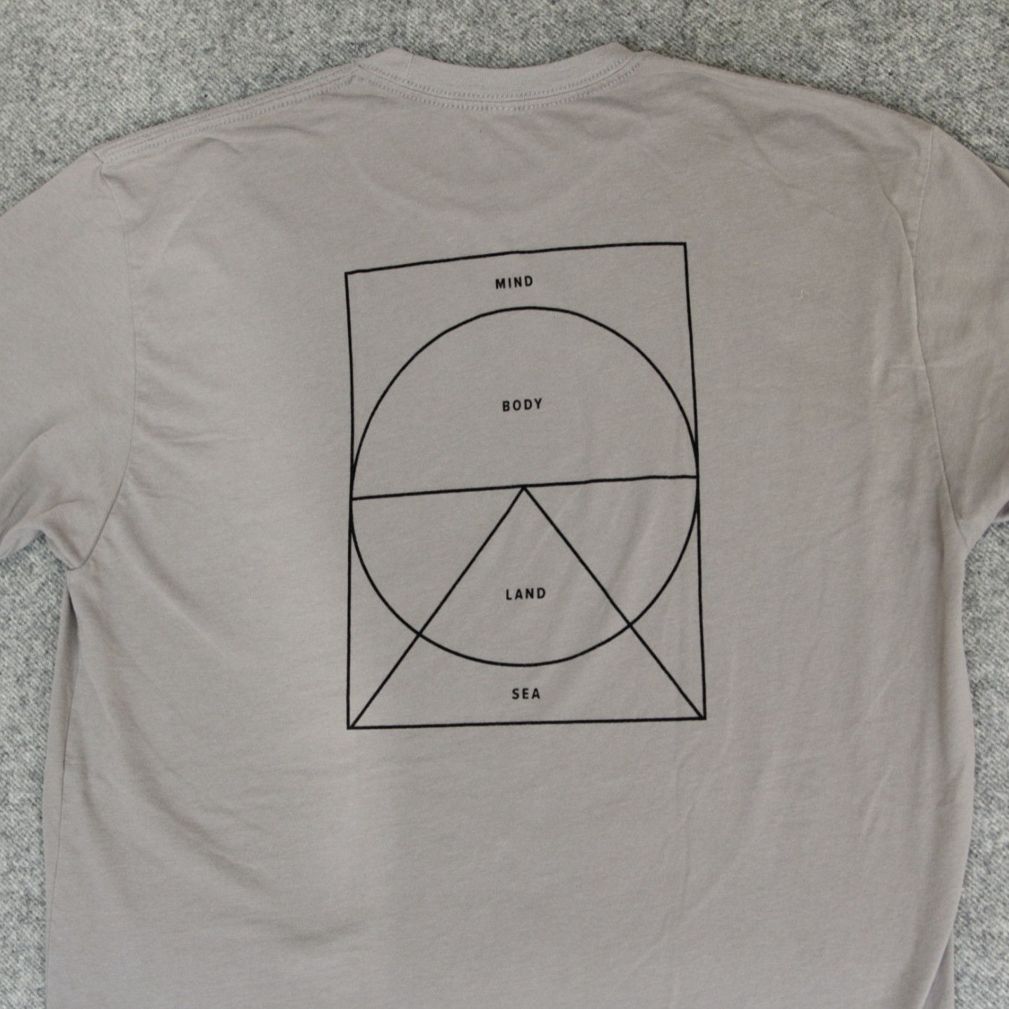 Vuori T Shirt L (Fit M) Taupe (Warm Gray) MIND BODY LAND SEA Graphic Logo Tee