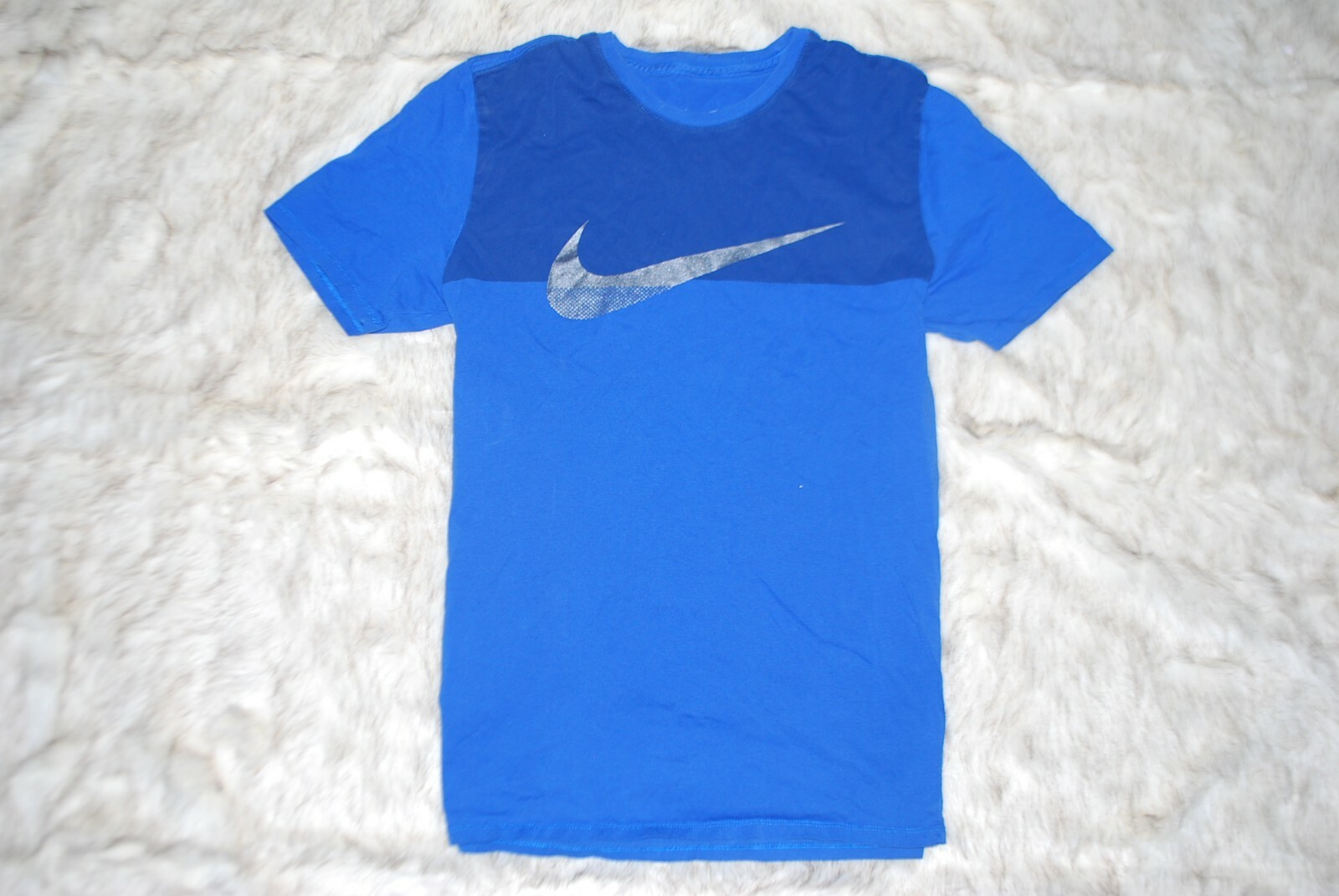 Men&rsquo;s Nike Blue/Silver Foil Swoosh Graphic T-shirt (Medium)