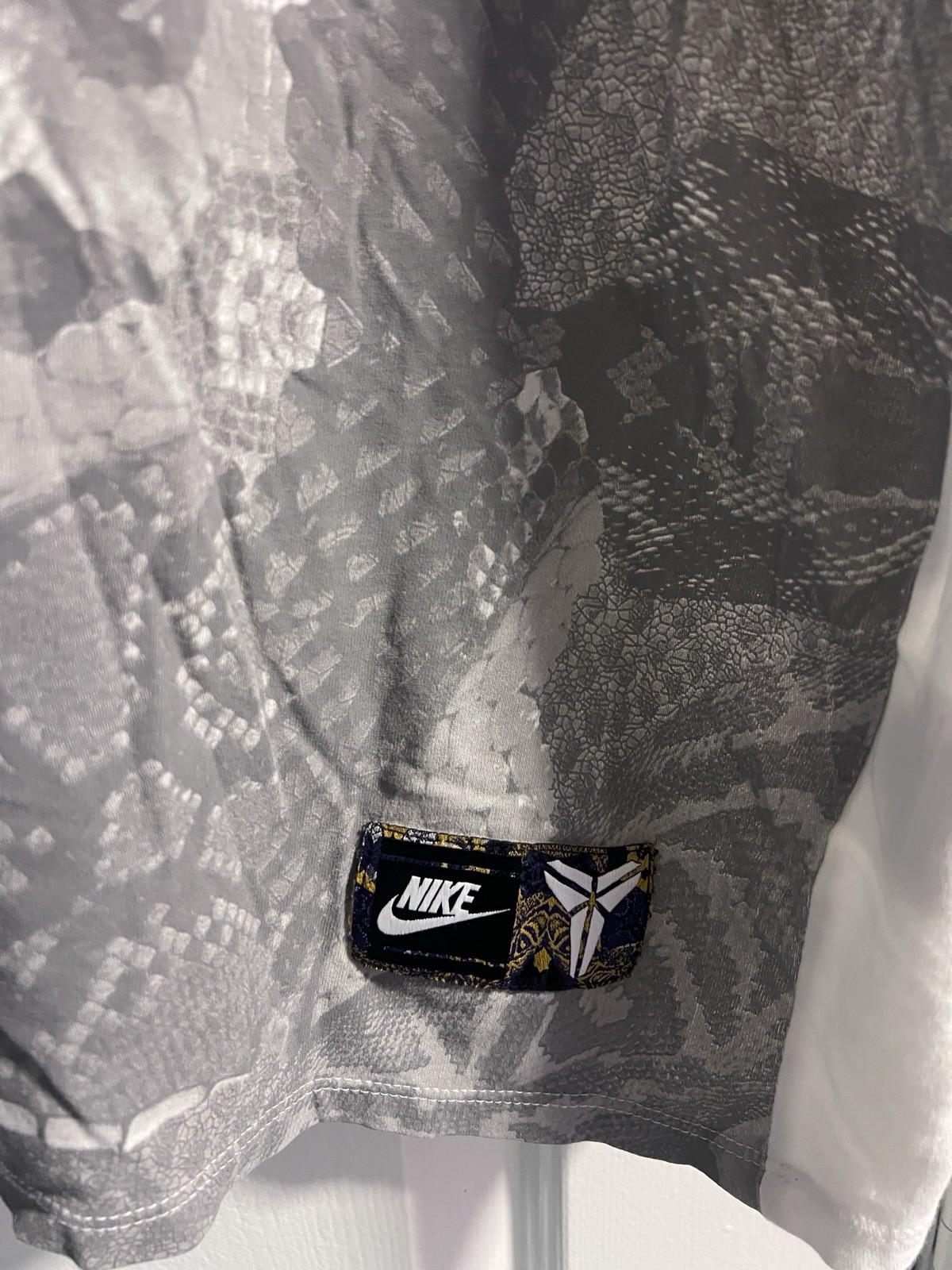 Nike Kobe Bryant White Gray Snakeskin Graphic Athletic Cut T Shirt Size XL