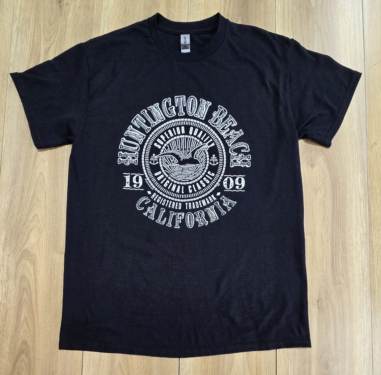 « Huntington Beach 1909 California » Printed T-Shirt Mens Sz Medium, Black, Gildan