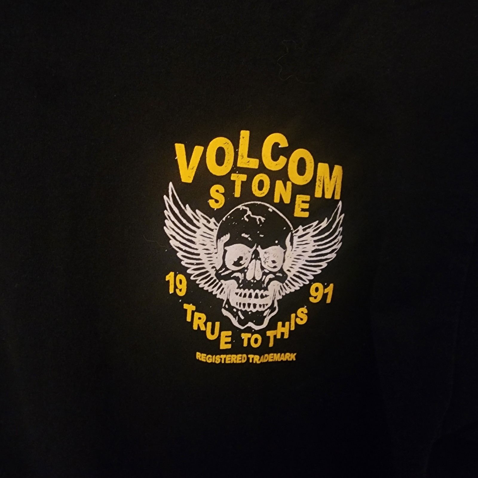 Volcom Stone Skull w/ Wings True to This – Black and Gold Tee Size L