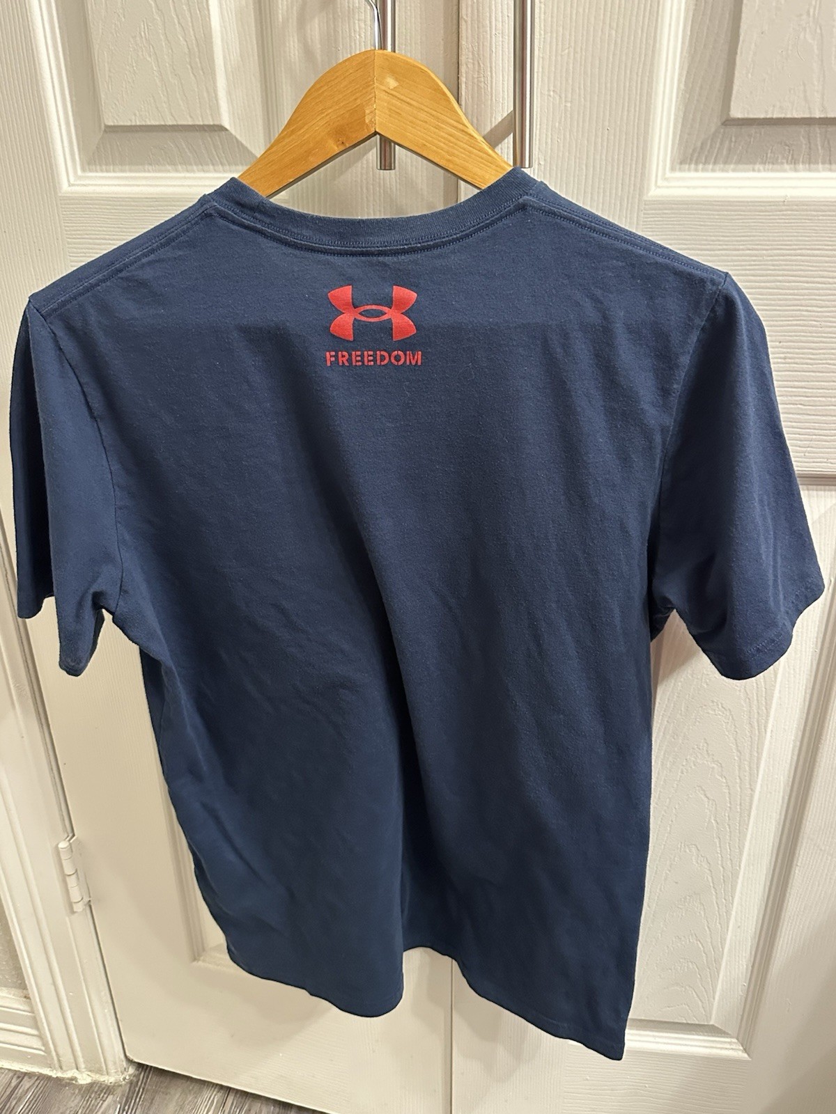 Under Armour Men’s Freedom Graphic T-Shirt Navy Blue Red Logo Loose Fit Size M