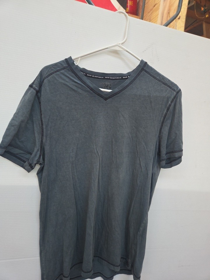 Rock & Republic vintage stonewashed blue v neck t shirt sz Mens Large.