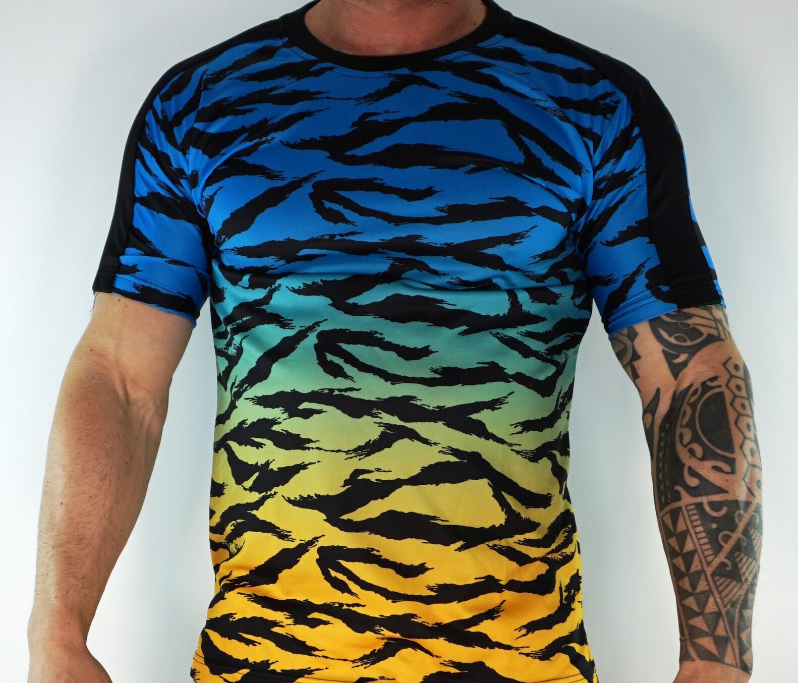 MEN&rsquo;S ANIMAL PRINT SHIRT Size SMALL