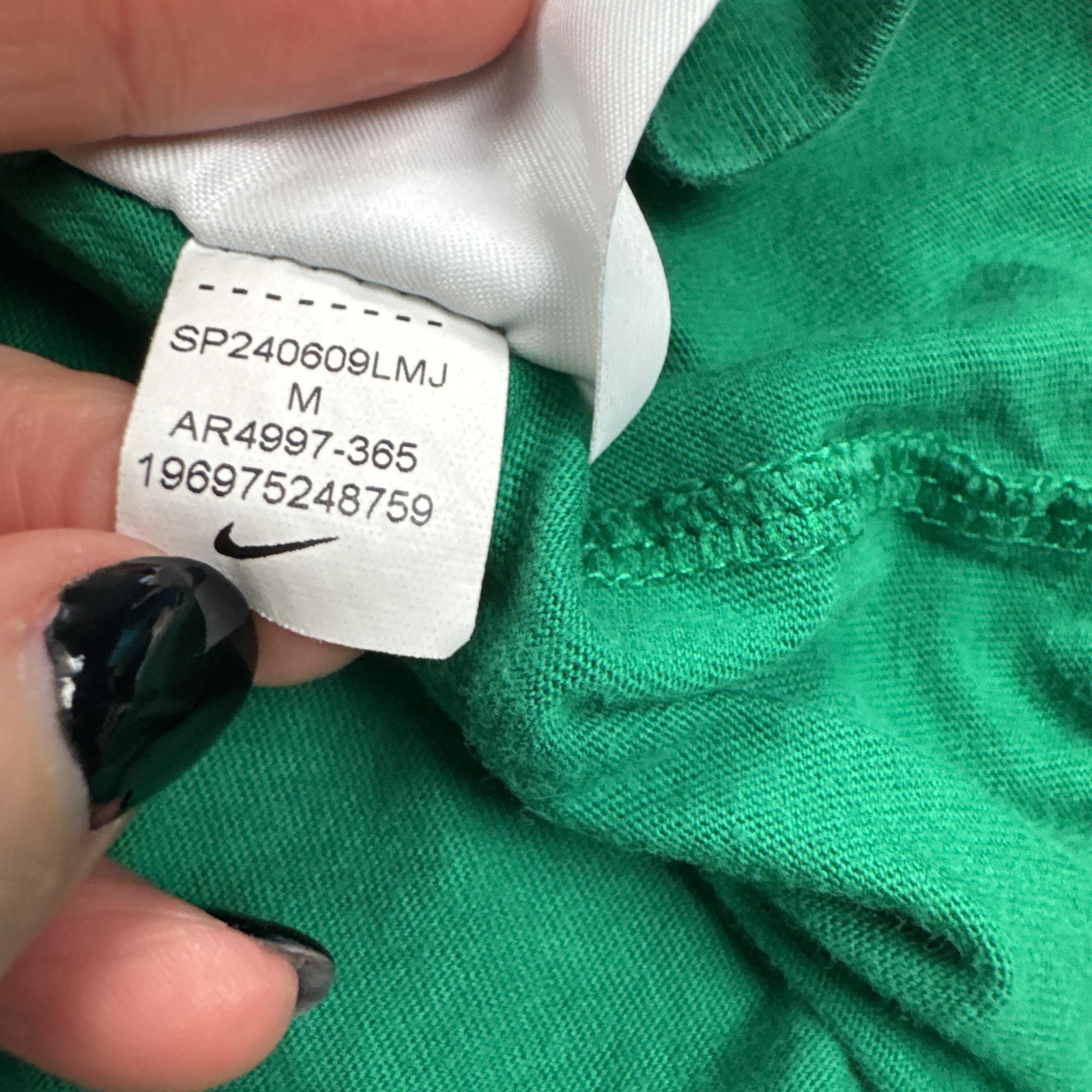 Nike Shirt Mens Medium Green Small Swoosh Logo The Nike Tee Tagless Casual
