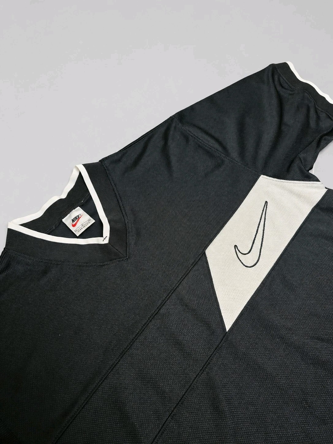 Nike Vintage Short Sleeve Y2K V-Neck T-Shirt Black White Large Swoosh Medium