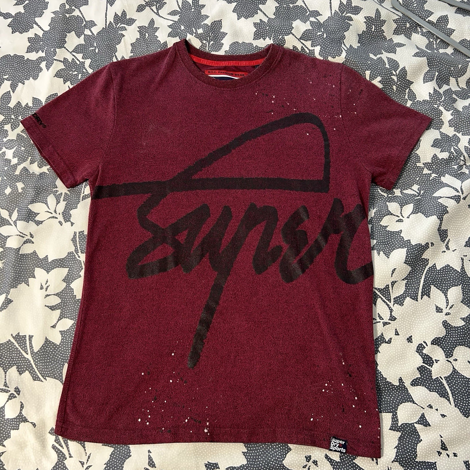 Superdry Sport NYC 1984 Men M Tee Burgundy Red Paint Splatter Top M10004SR