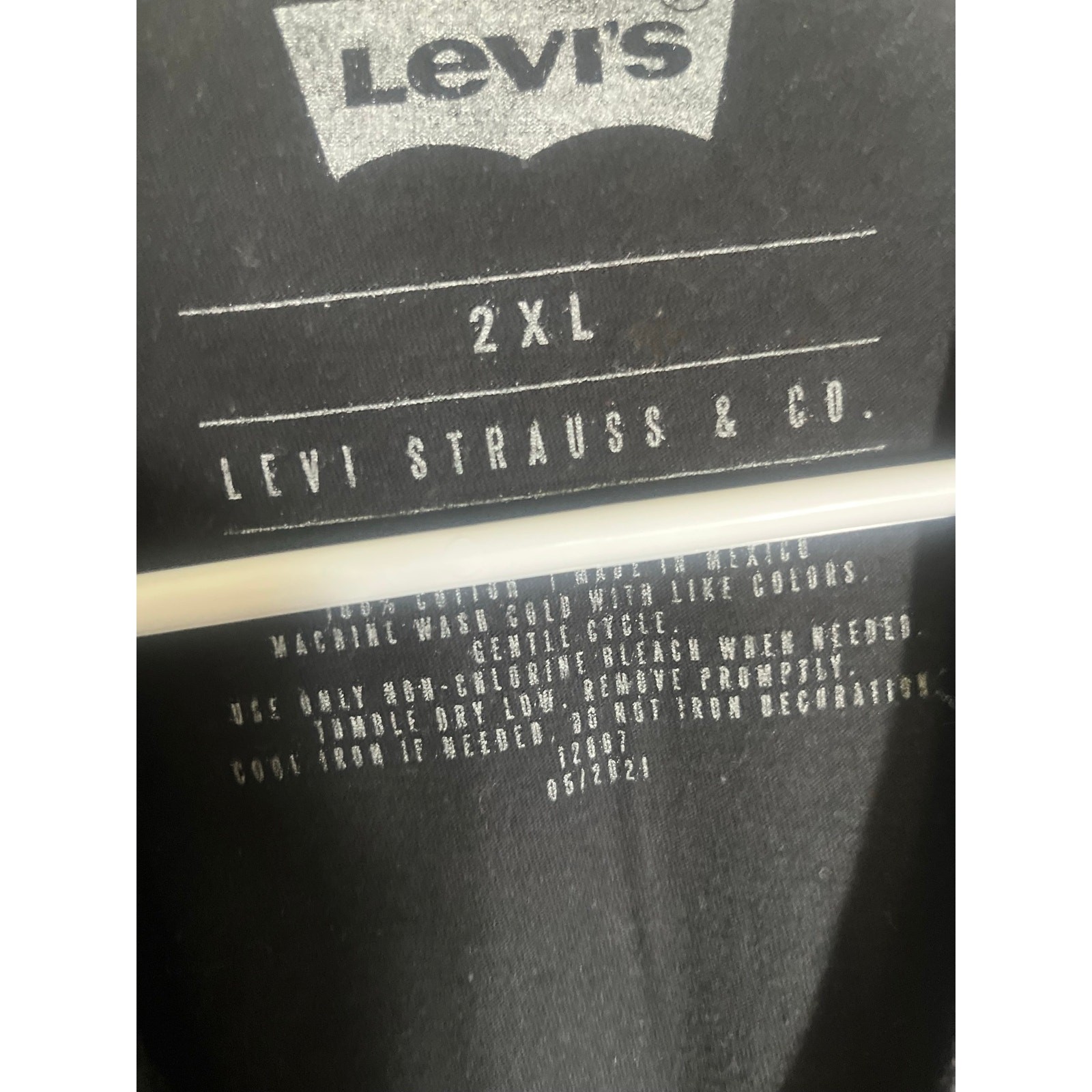 Levi&rsquo;s XXL mens black T-shirt w/graphic design-used good