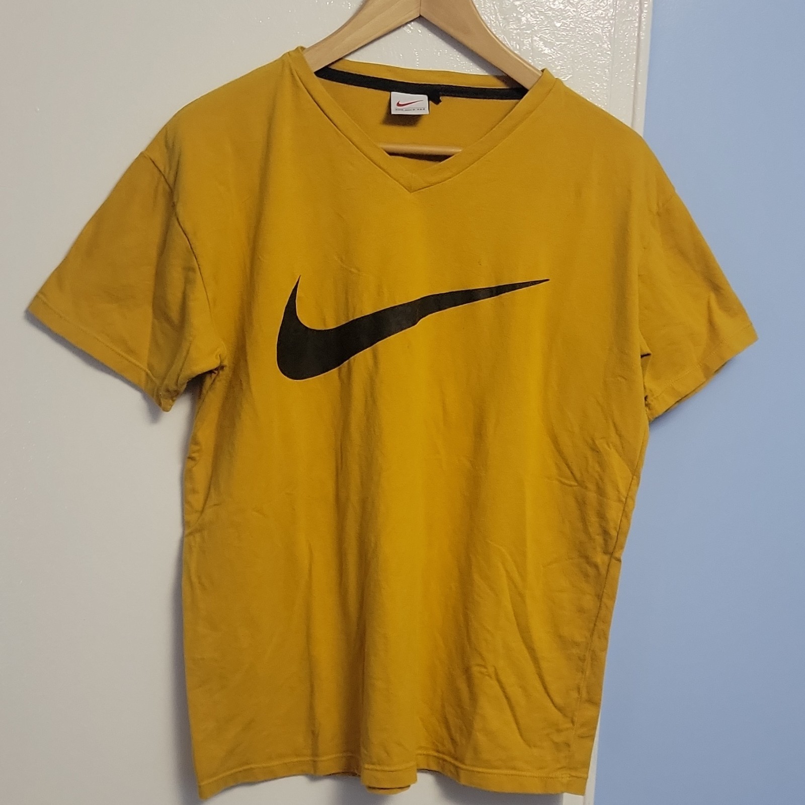 Nike The Nike Tee Men&rsquo;s Yellow V-Neck Short Sleeve Logo T-Shirt Size L