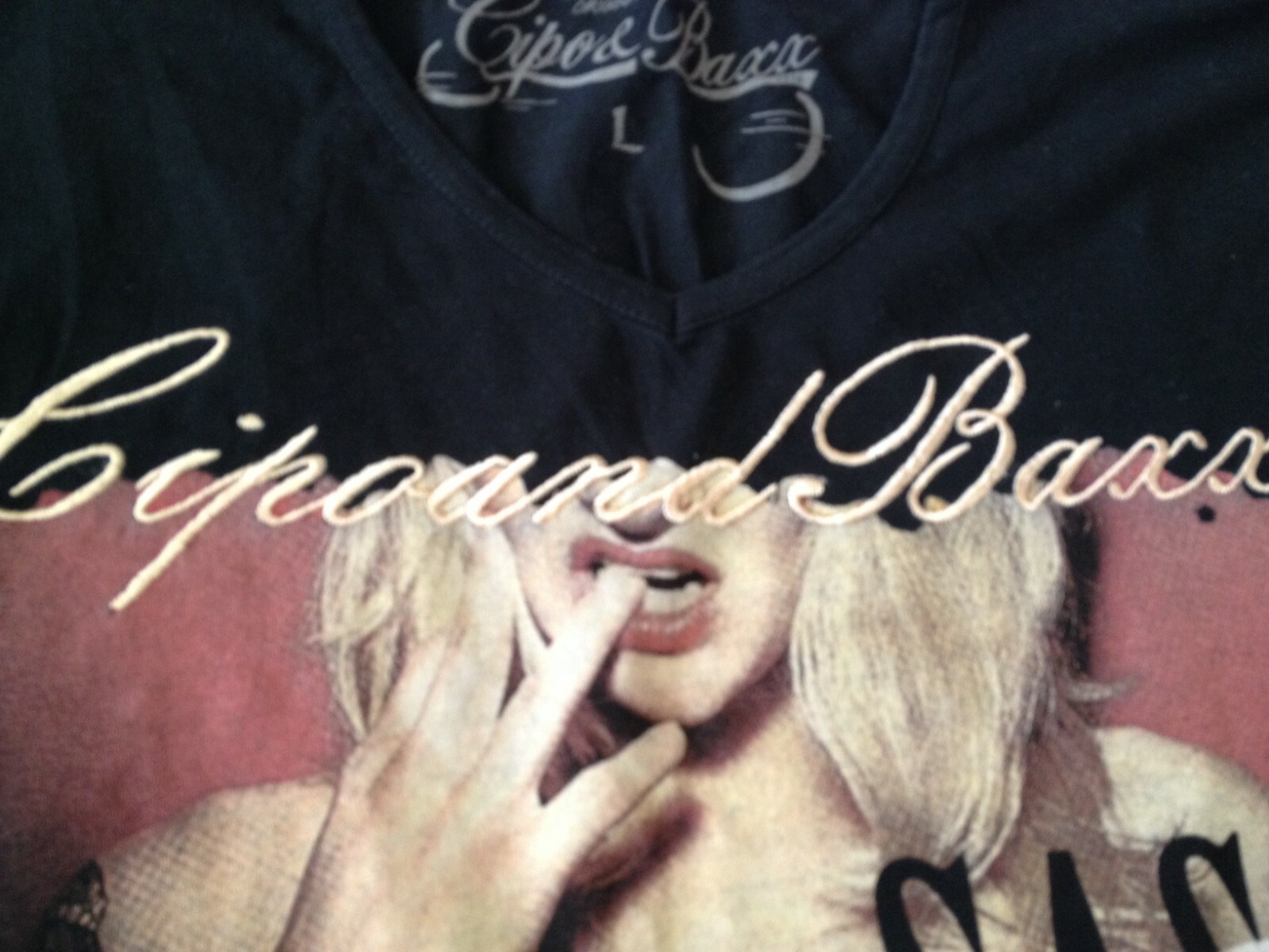 CIPO AND BAXX ITALY DESIGNERS V-NECK T-SHIRT W/ PRINT SZ LARGE SLIM
