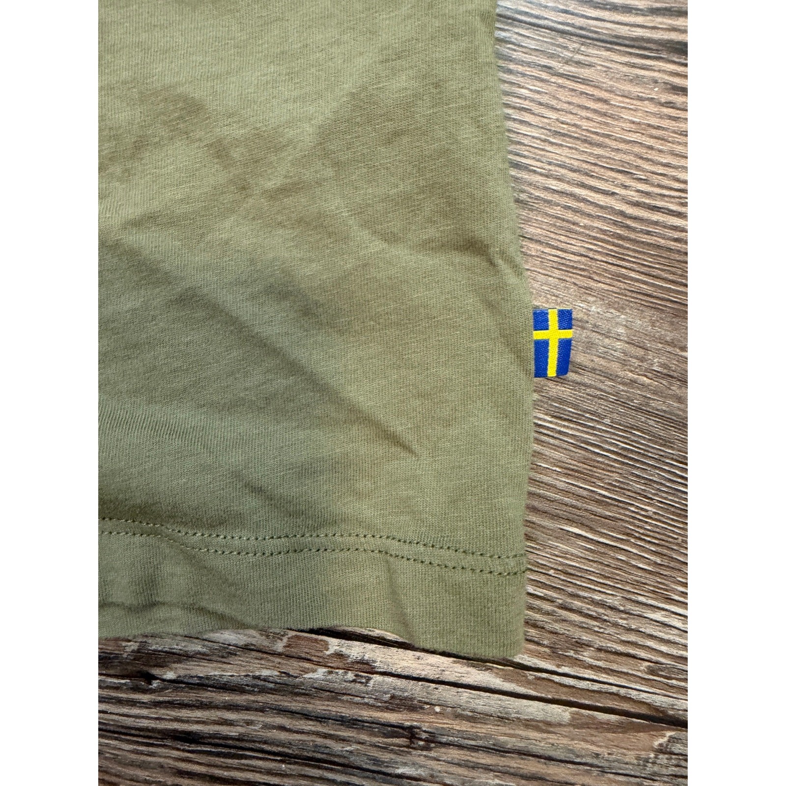 FJALL RAVEN mens mountain graphic tshirt size Medium in olive green EUC