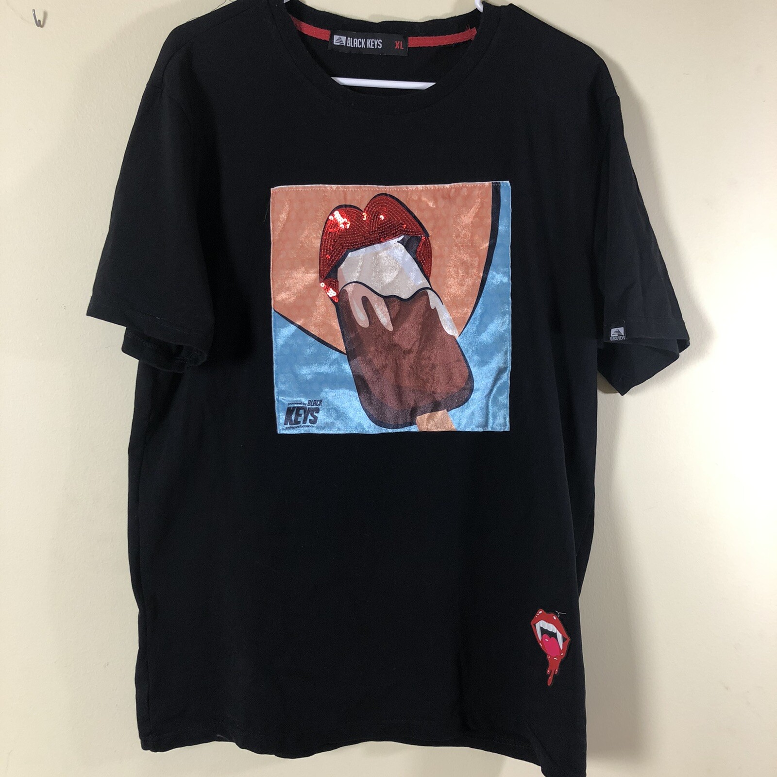 Men&rsquo;s Powered by Black Keys T-shirt Cotton Stretch w/ Sexy Lips Eating Ice Cream