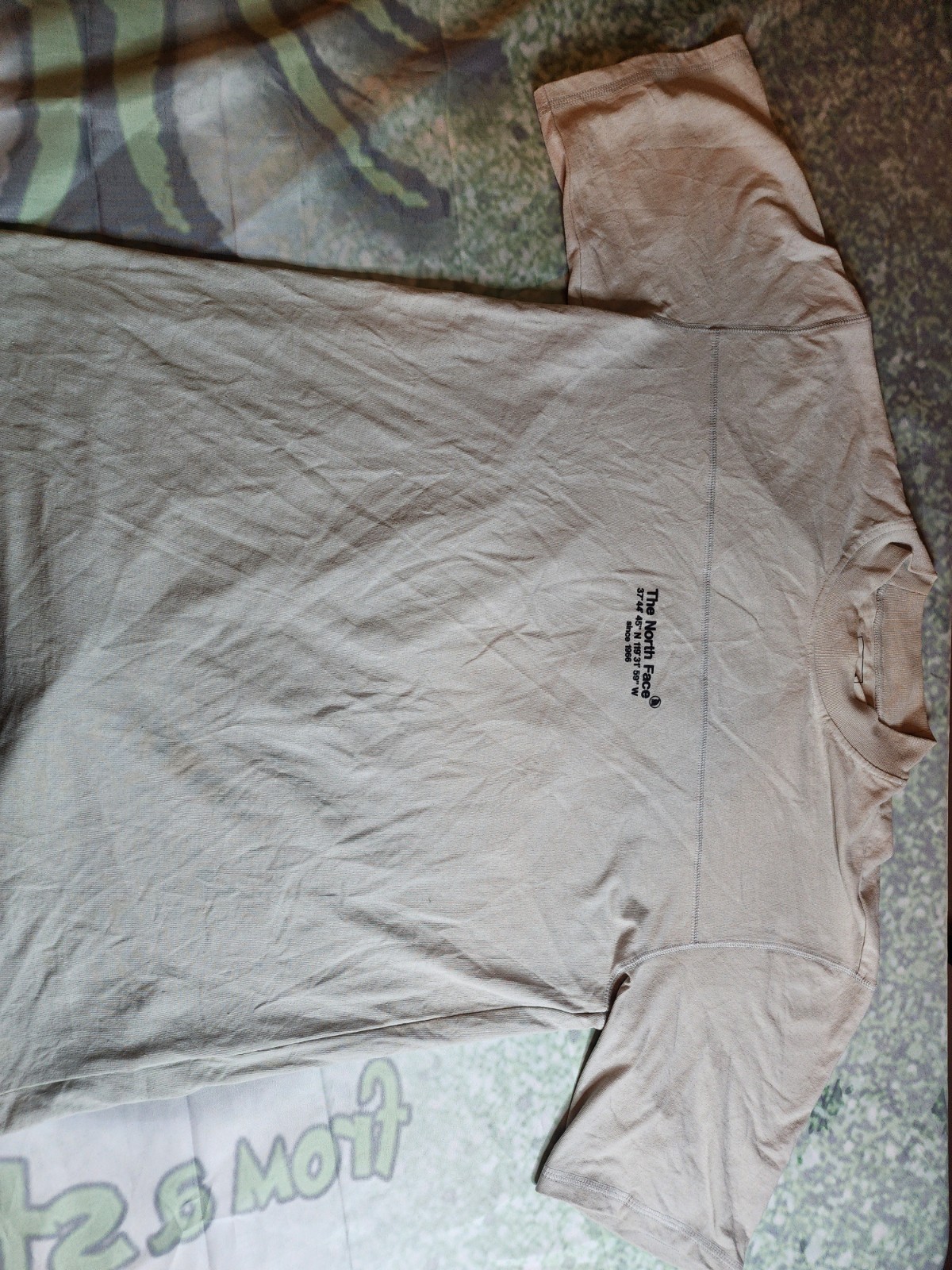 The North Face Men&rsquo;s Beige Graphic Logo Recycled Knit Crew Neck T-Shirt S