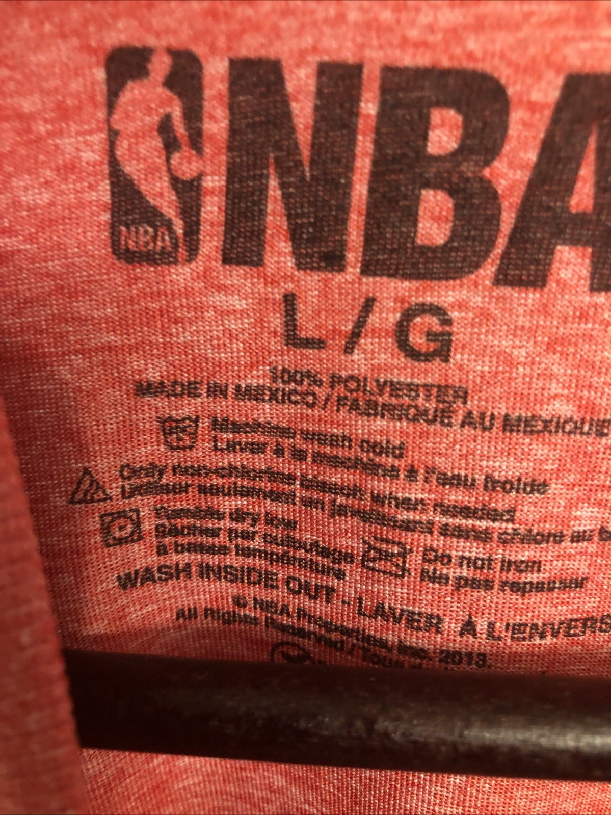 NBA Chicago Bulls Red Heather Tee Ft/ Gold Tone Graphic Iconic Logo. Sz Large