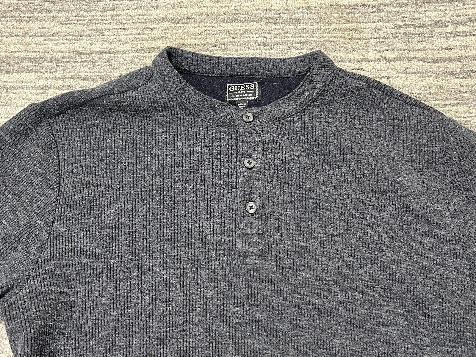 GUESS T Shirt Mens Medium Thermal Henley Solid Gray Cotton Poly Blend Waffle