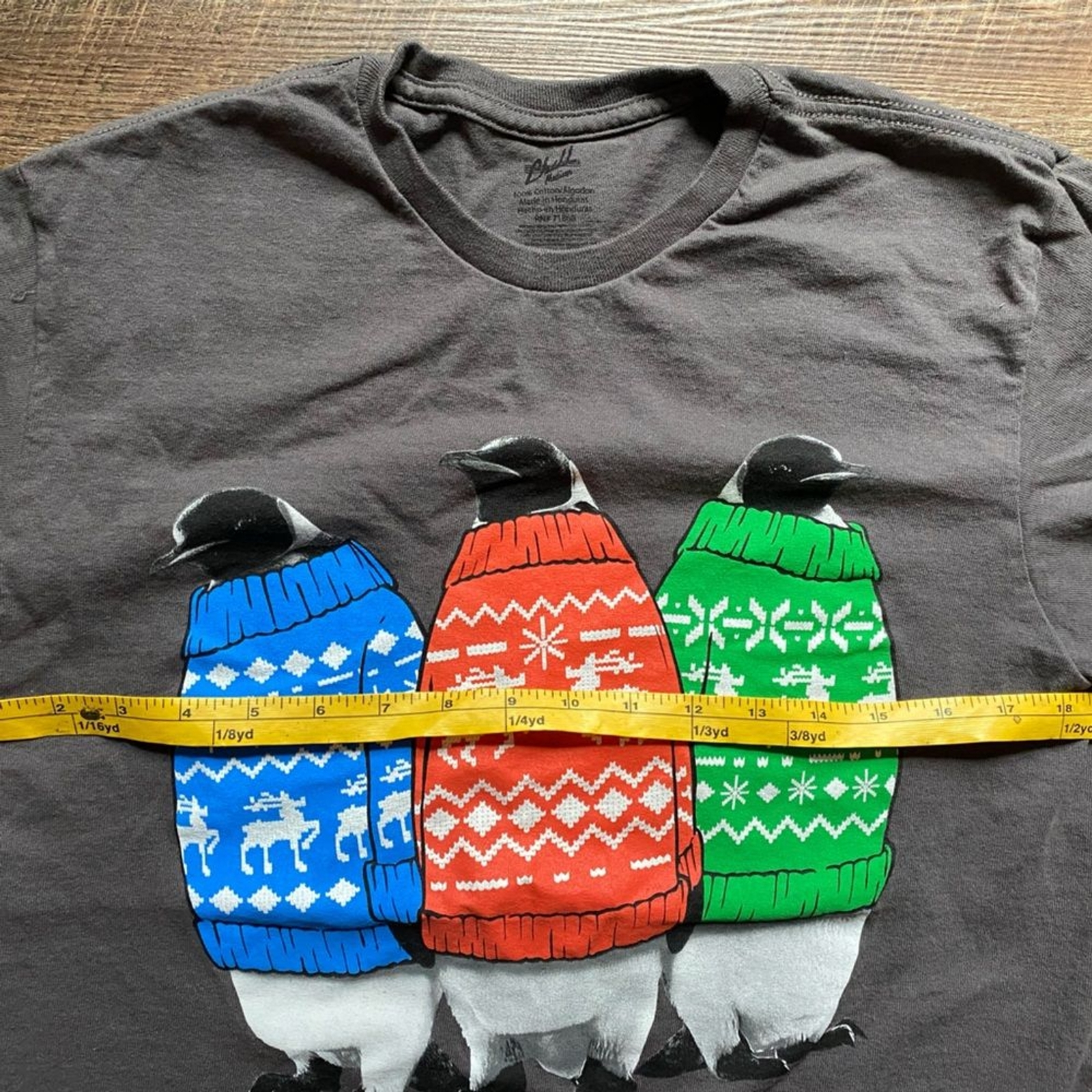 CHILL holiday t-shirt Penguins Christmas sweaters sz M 100% cotton novelty EUC