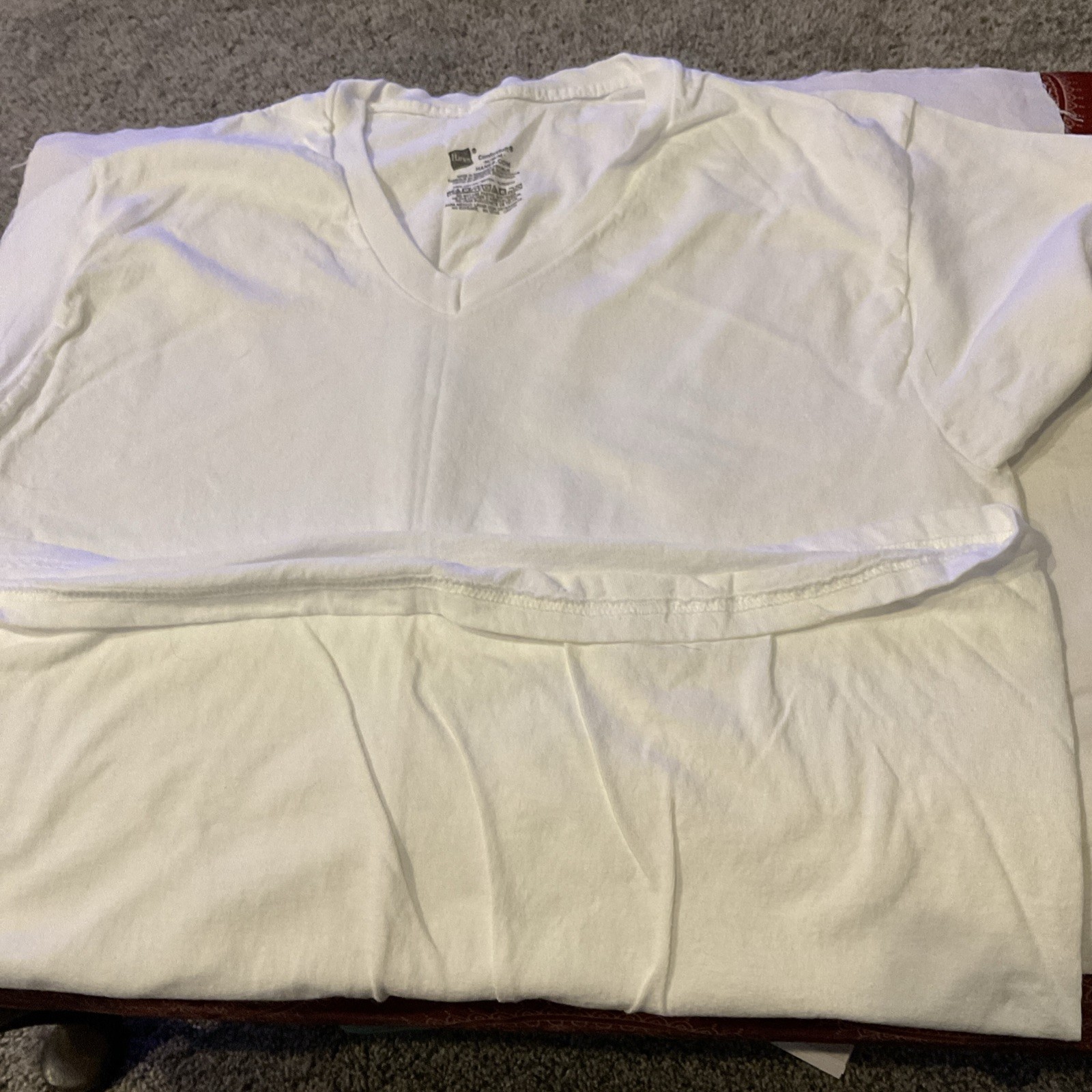 Hanes Comfort Soft Tagless White Undershirt V-Neck T-Shirts Size Med New