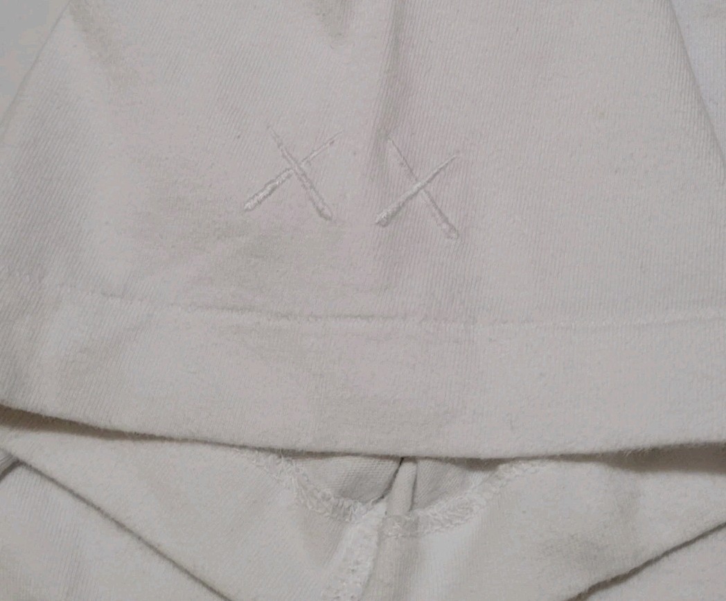 KAWS x Uniqlo UT Companion Graphic T Shirt Size Large White 100% Cotton
