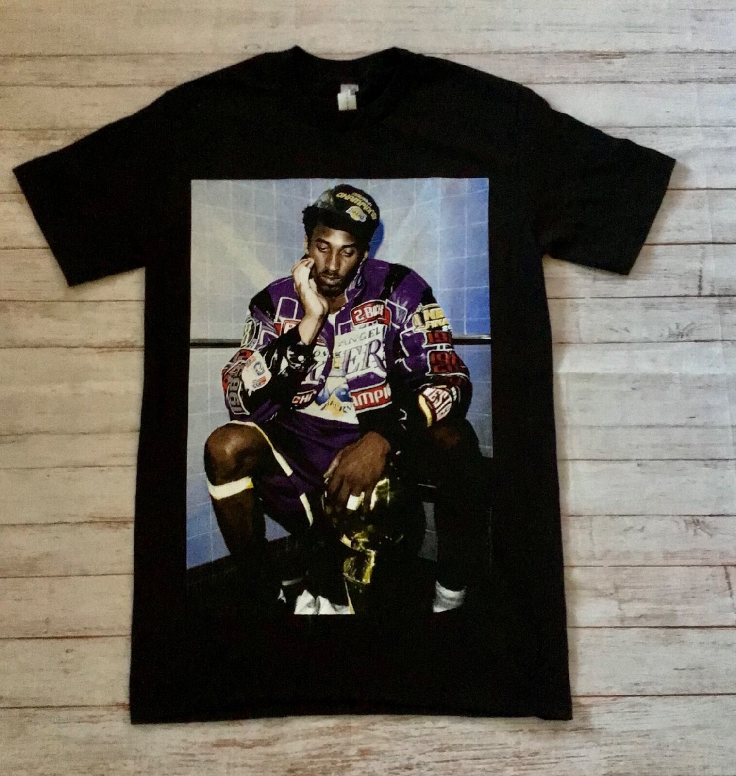 NEW- KOBE BRYANT- CHAMPIONSHIP PHOTO – T-SHIRT