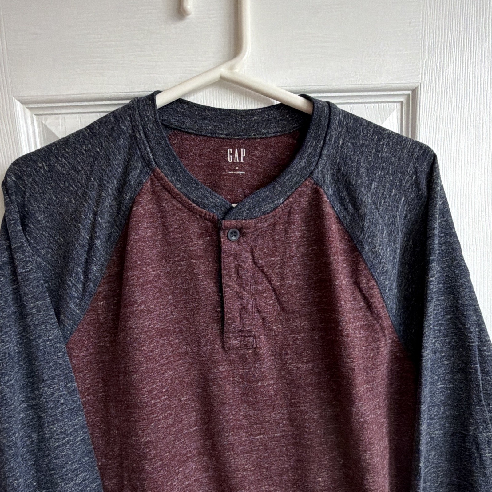 Gap Men’s M Burgundy/Gray Colorblock Long Sleeve Henley T-Shirt Button Accents