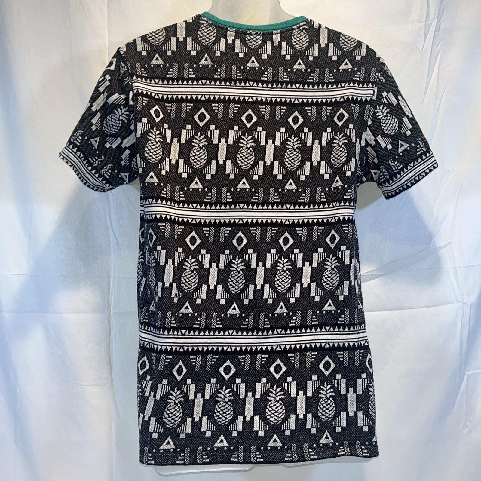 On The Byas Men’s Medium T-Shirt 1/4 Button Down Tropical Geometric Black White