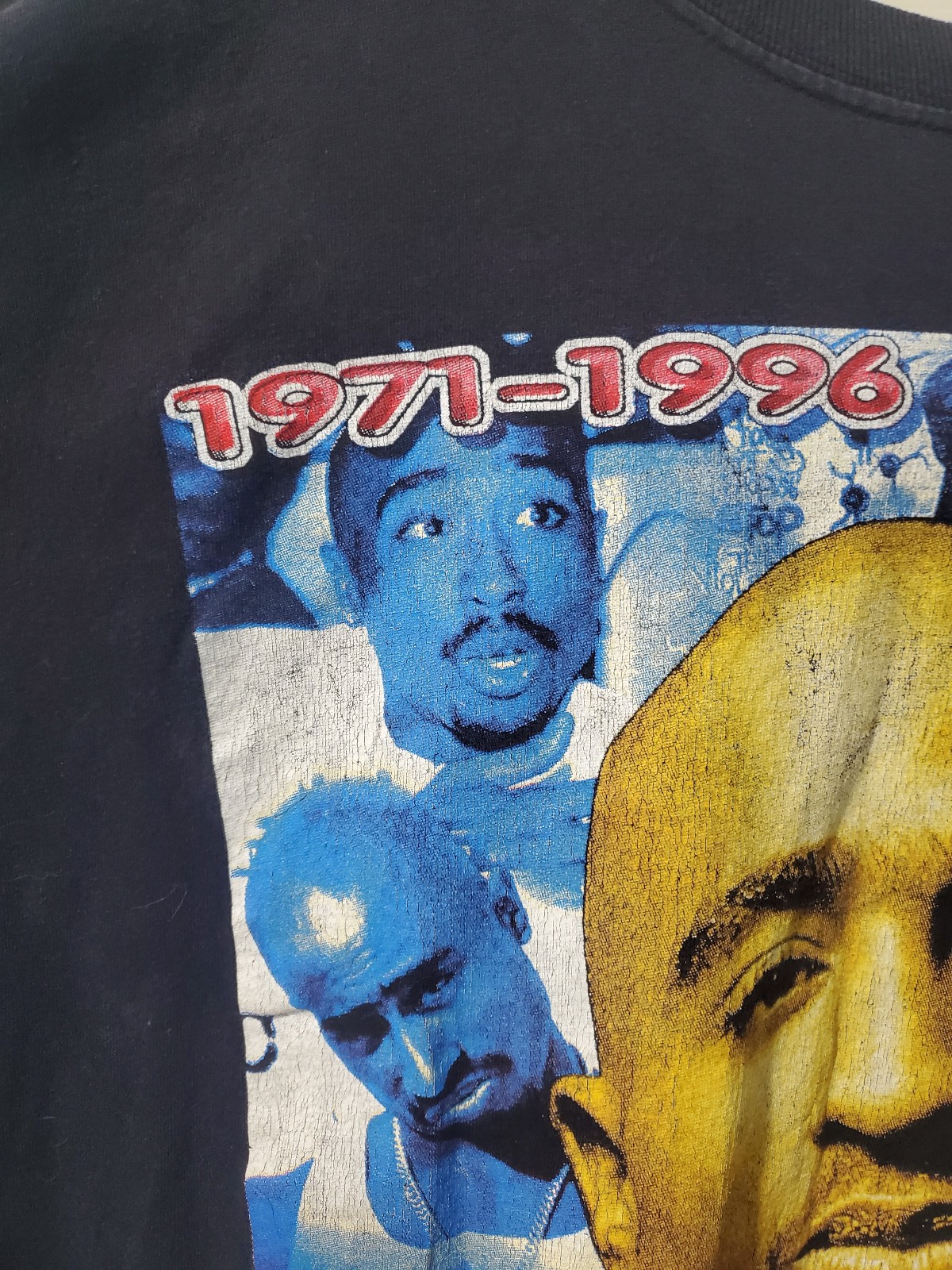 Vintage 90s « In Memory Of » 2PAC Tupac Big Face AOP Rap 2-Sided Men&rsquo;s T-Shirt XL
