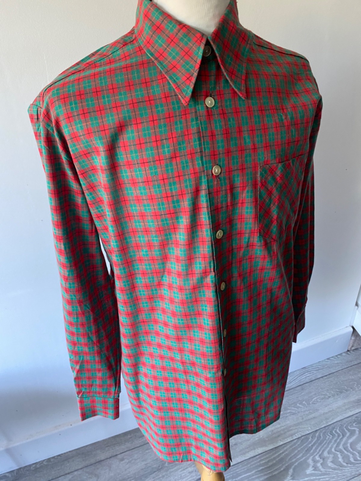 VINTAGE mens 70s ZURICH RED/GREEN CHECK PLAID COTTON LONG SLEEVED SHIRT 44&Prime;