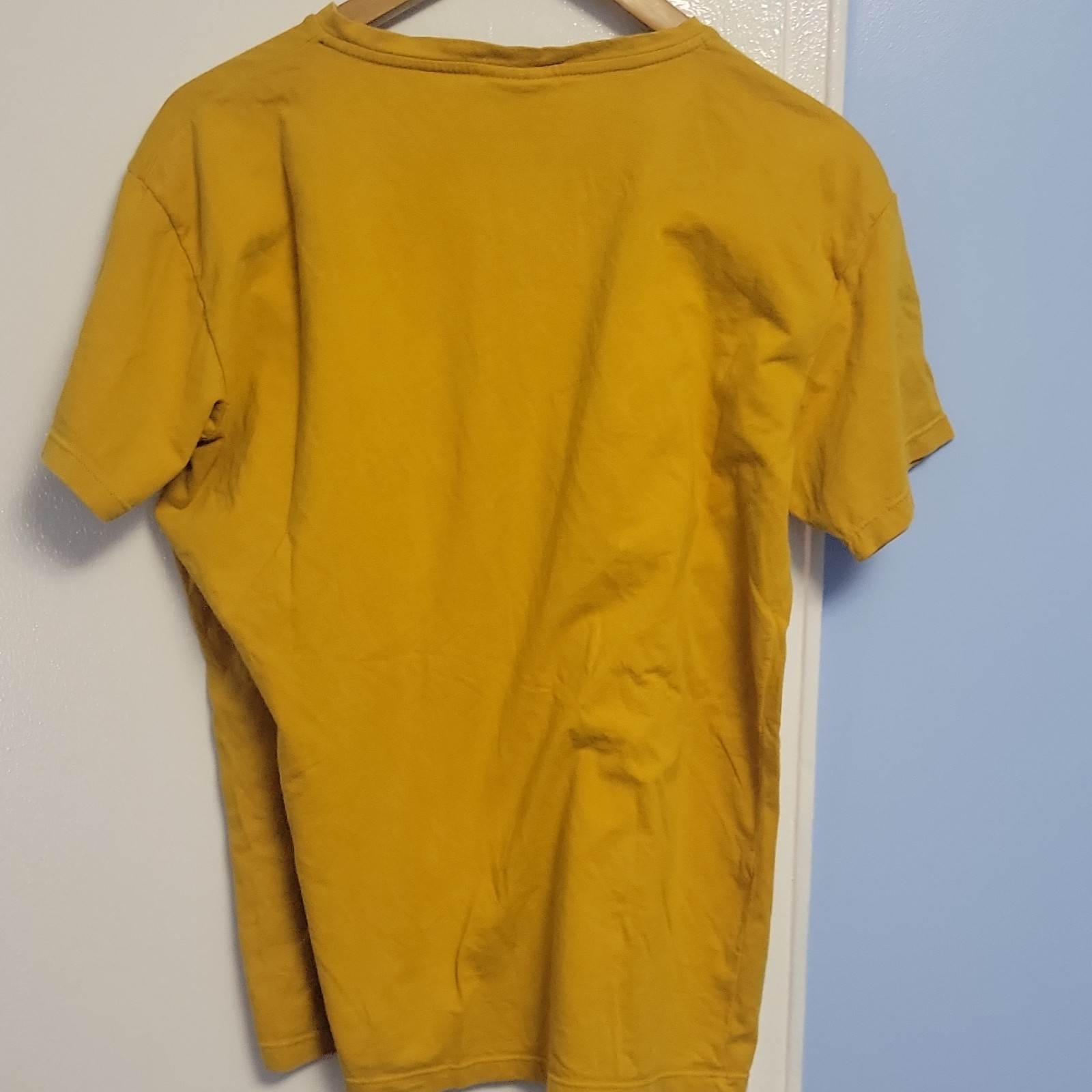 Nike The Nike Tee Men&rsquo;s Yellow V-Neck Short Sleeve Logo T-Shirt Size L