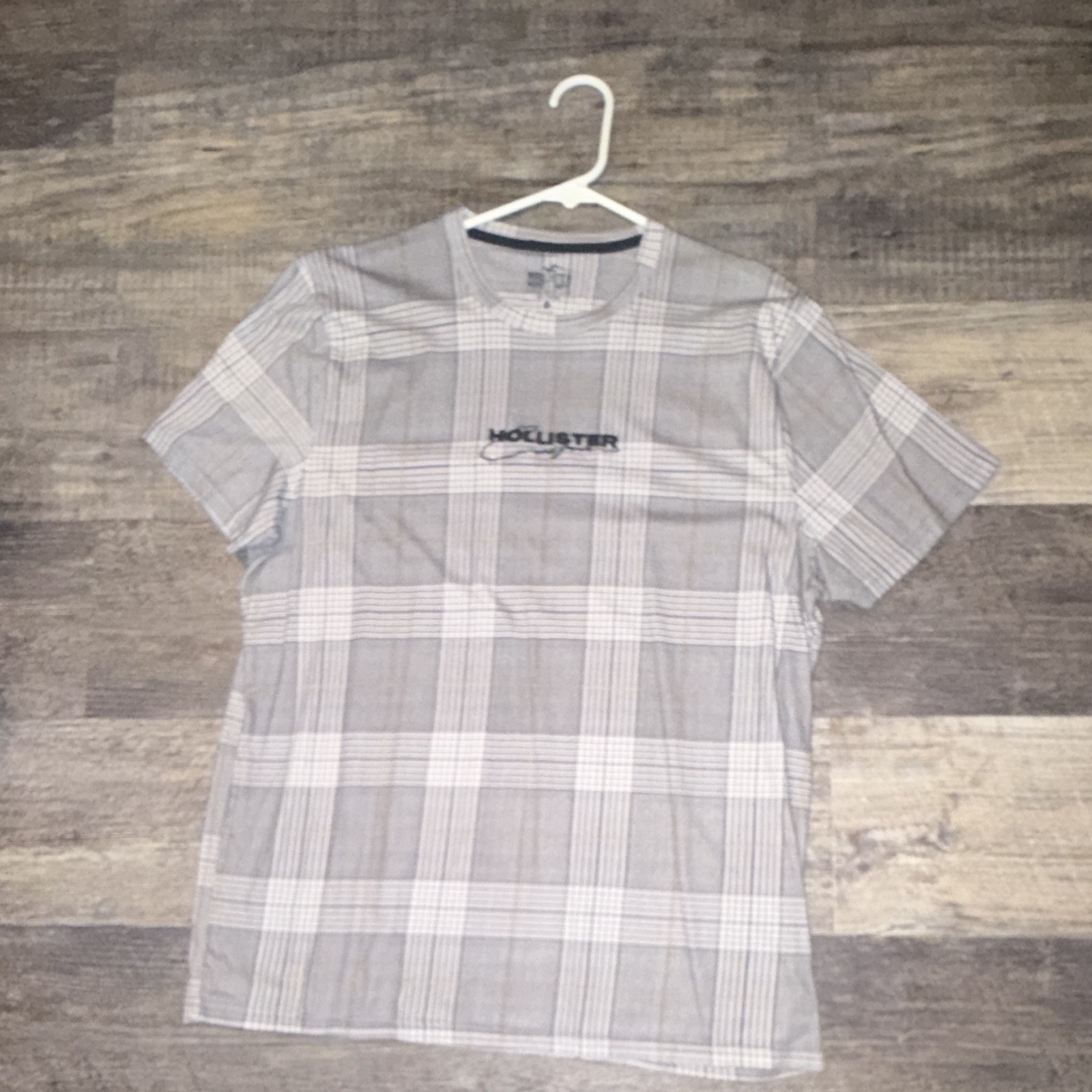 Hollister Men&rsquo;s Gray/White Plaid Crew Neck Short Sleeve Knit Logo T-Shirt