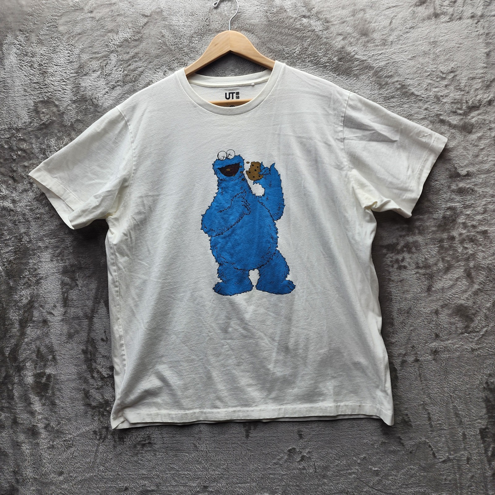 Uniqlo UT KAWS Sesame Street Cookie Monster T Shirt Mens XL White