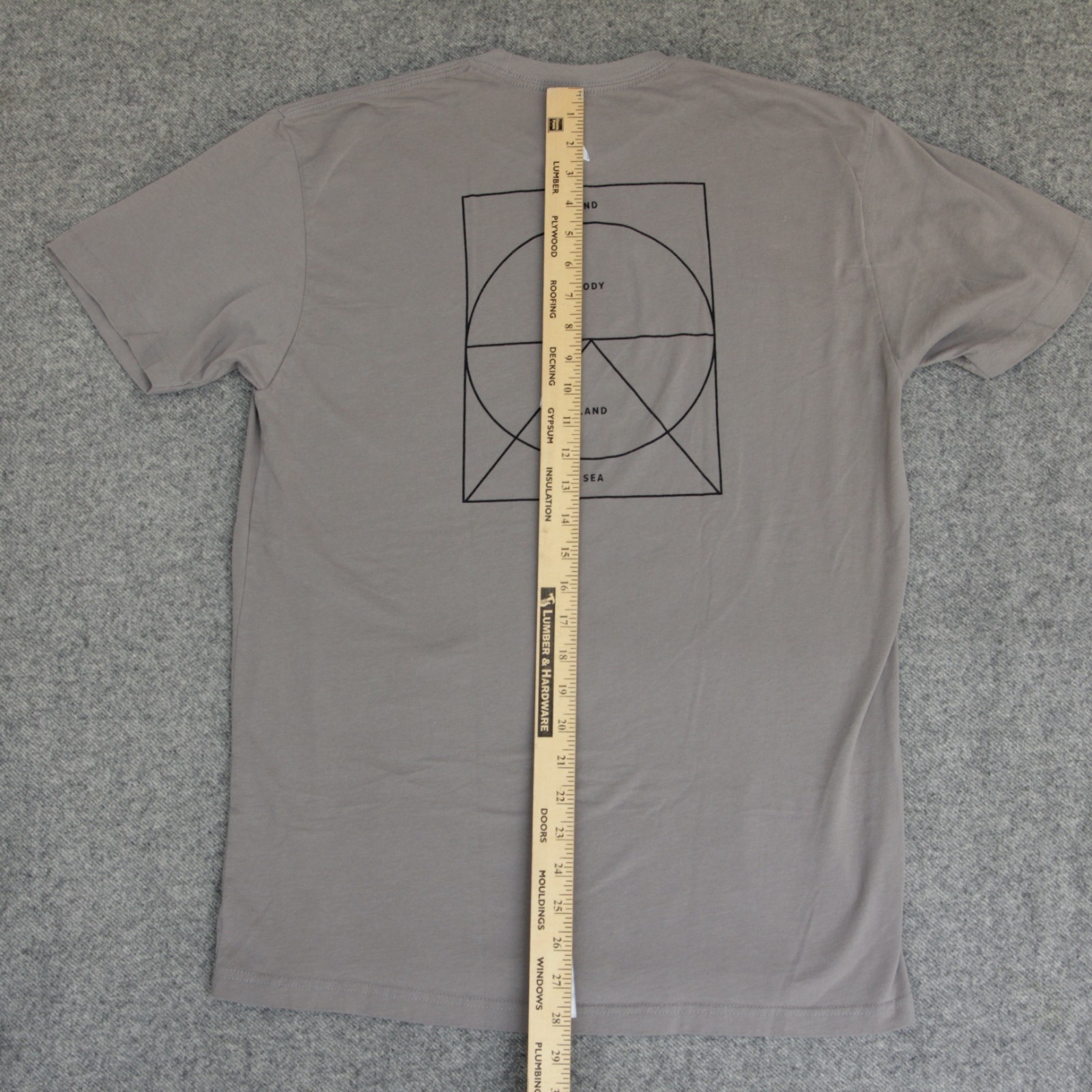 Vuori T Shirt L (Fit M) Taupe (Warm Gray) MIND BODY LAND SEA Graphic Logo Tee