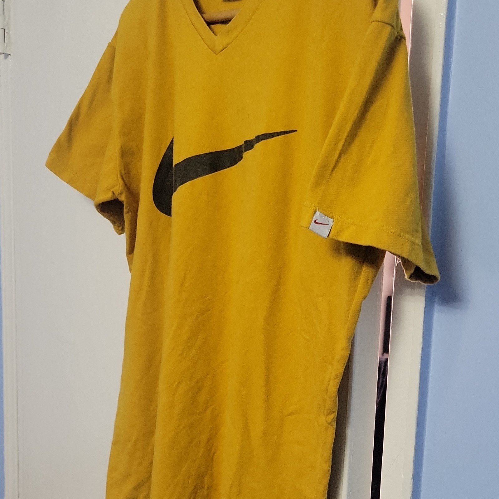 Nike The Nike Tee Men&rsquo;s Yellow V-Neck Short Sleeve Logo T-Shirt Size L