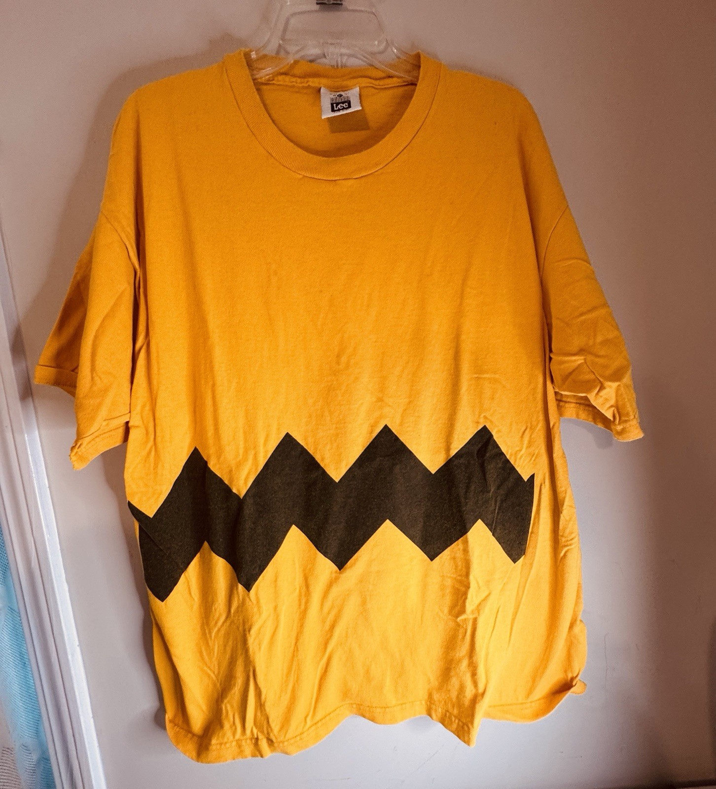 Charlie Brown Peanuts Tee T Shirt XL Yellow Shultz Small Clean Cut On One Sleeve
