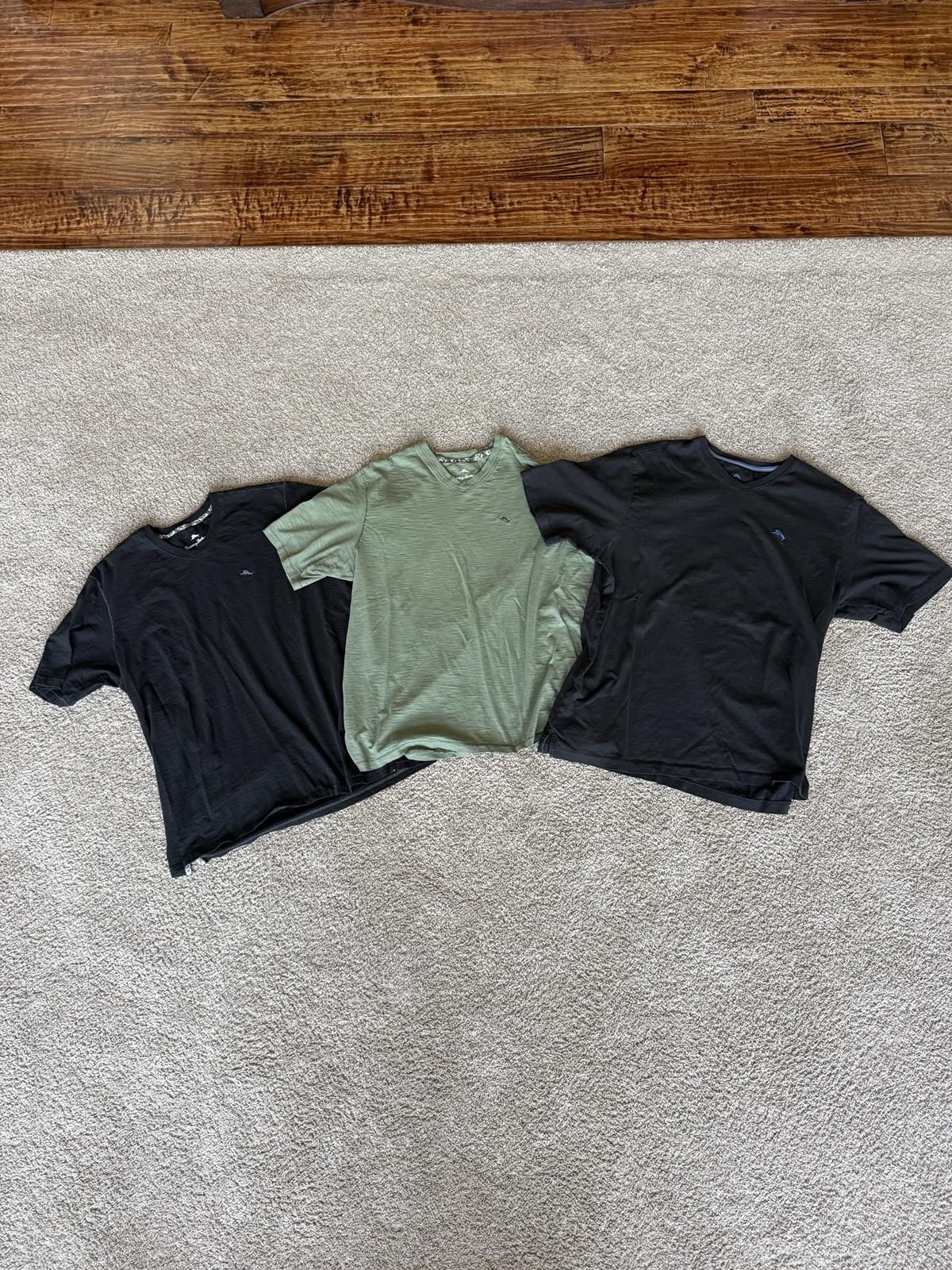 Tommy Bahama Men&rsquo;s Solid V-Neck SS Cotton Knit Marlin Logo Tee M Black Green