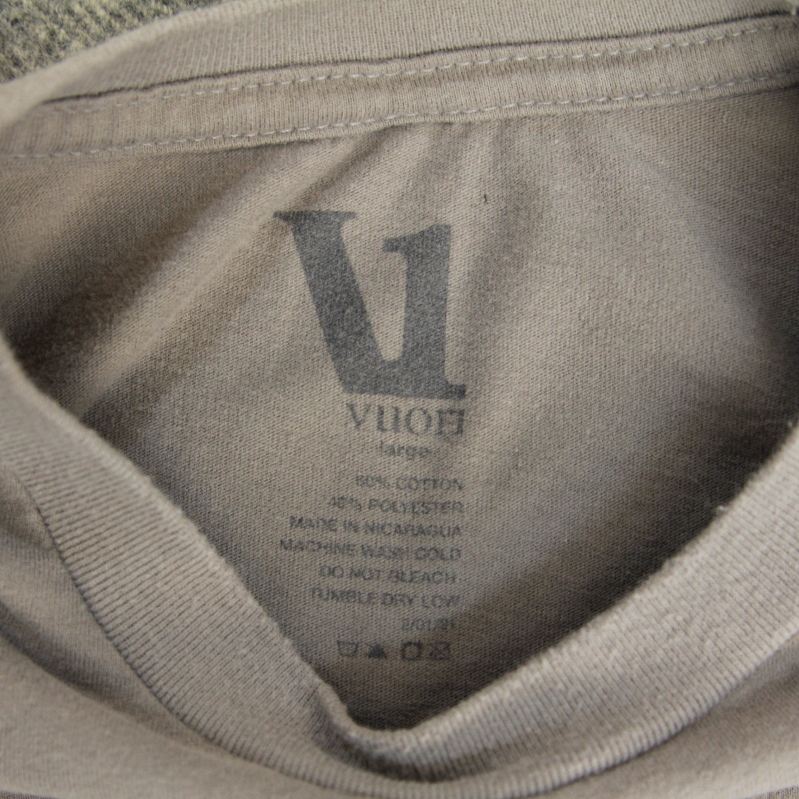 Vuori T Shirt L (Fit M) Taupe (Warm Gray) MIND BODY LAND SEA Graphic Logo Tee