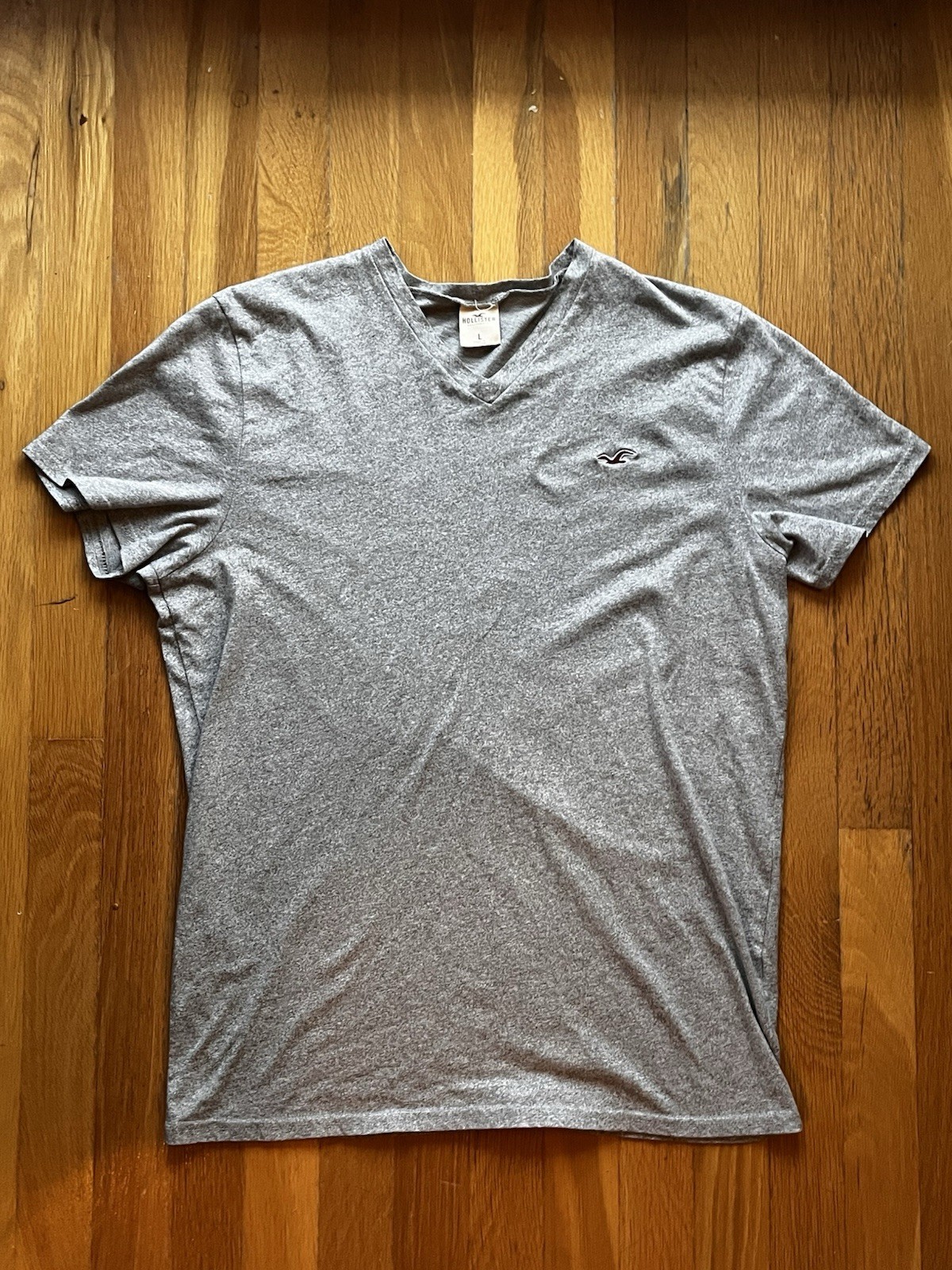 Hollister Men&rsquo;s Gray Solid V-Neck Short Sleeve Logo T-Shirt Size L
