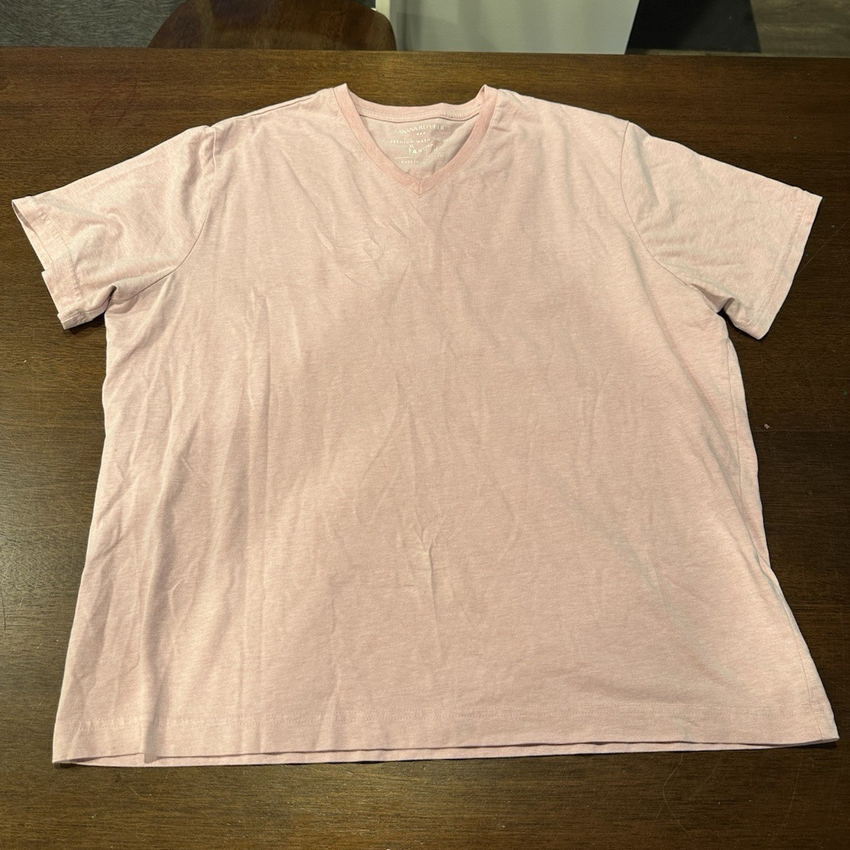Banana Republic Premium Wash Men&rsquo;s XL Pink Solid V-Neck Short Sleeve T-Shirt