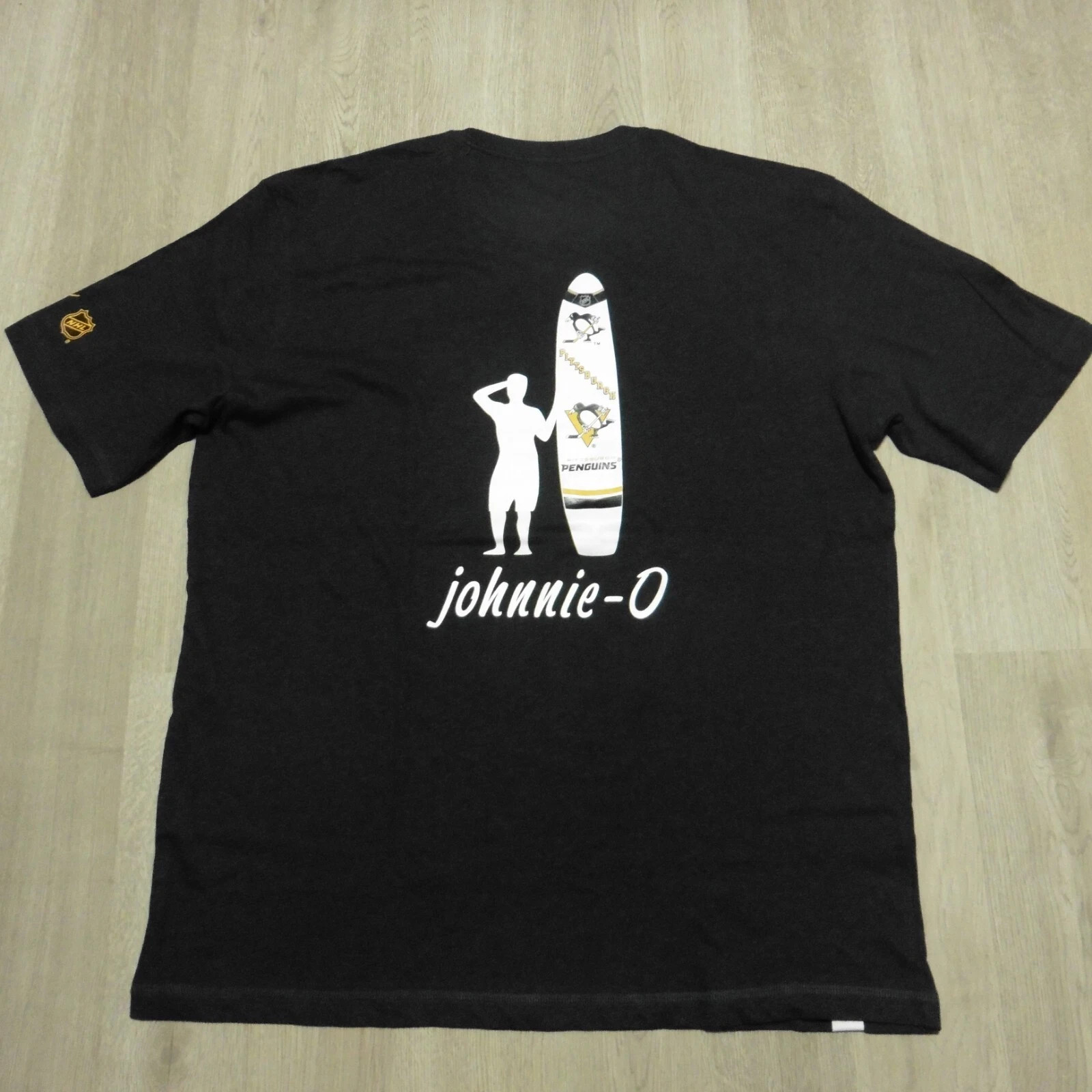Johnnie-O Men&rsquo;s M Pittsburgh Penguins NHL Crew Neck T-Shirt Charcoal SS