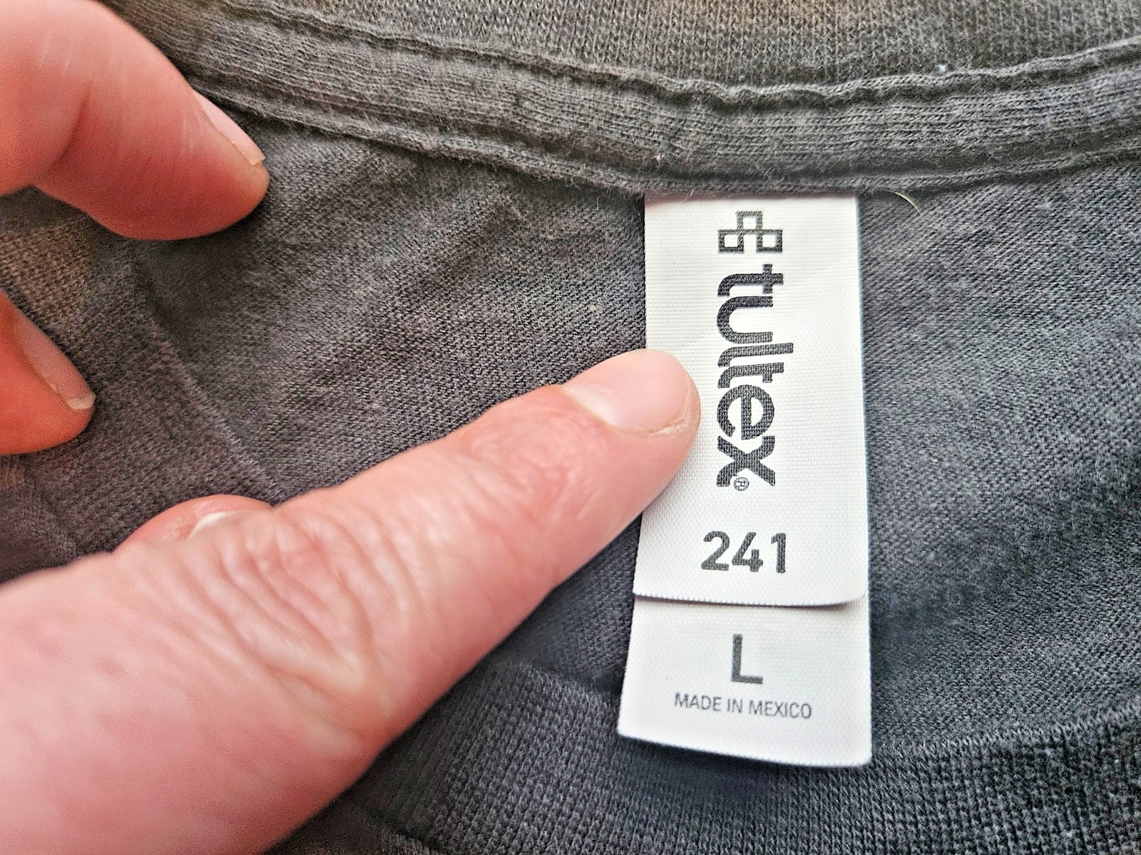 Tultex 241 Sources of Strength « Empower A Well World » Graphic T-Shirt – Size L
