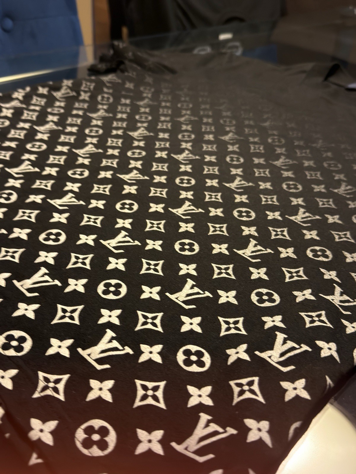 Louis Vuitton Men’s LV Gradient Monogram T Shirt Black Size L Made In Italy