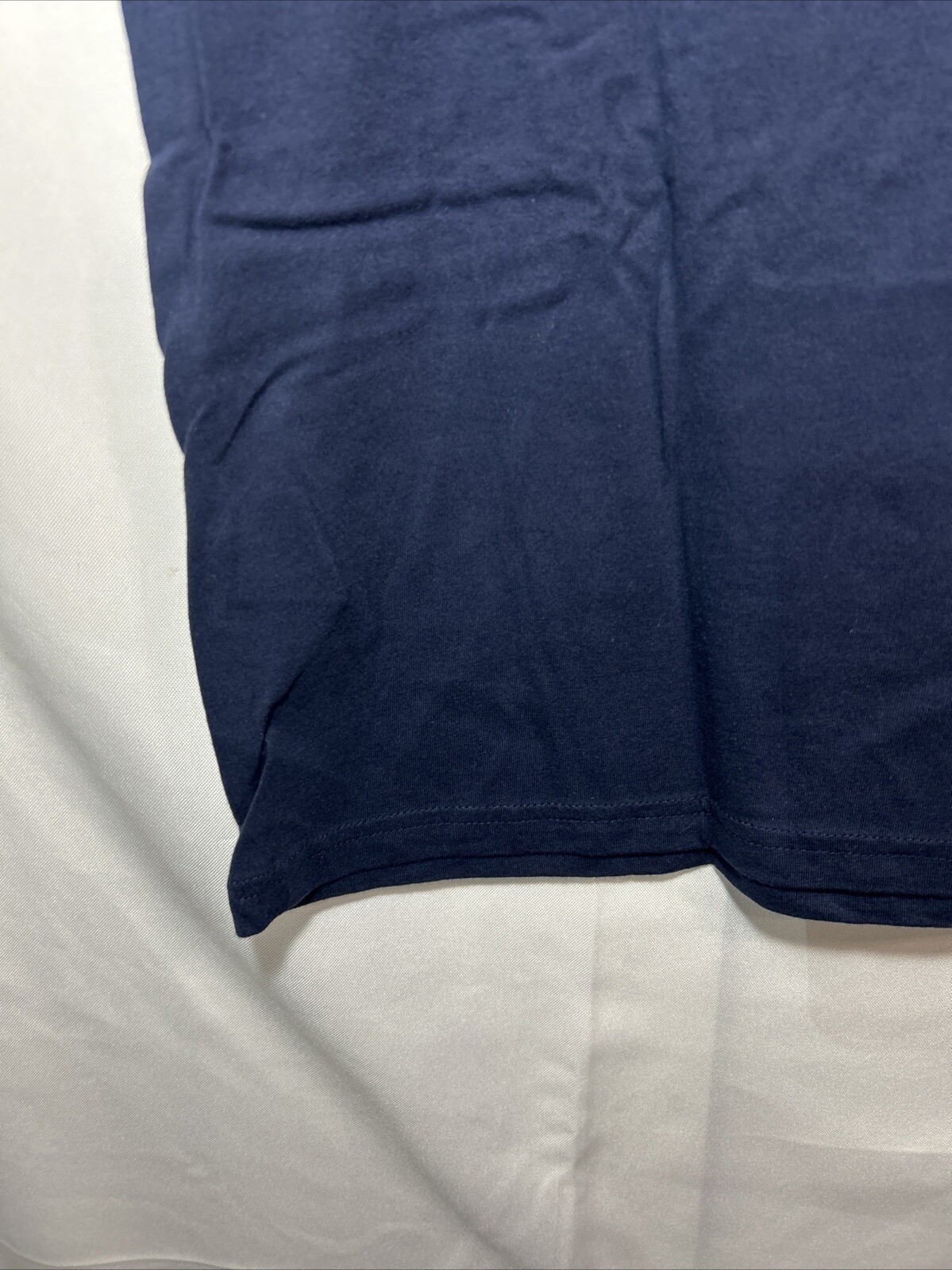 Hollister California – V-neck Tee – Small – Navy blue, white bird – Shortsleeve